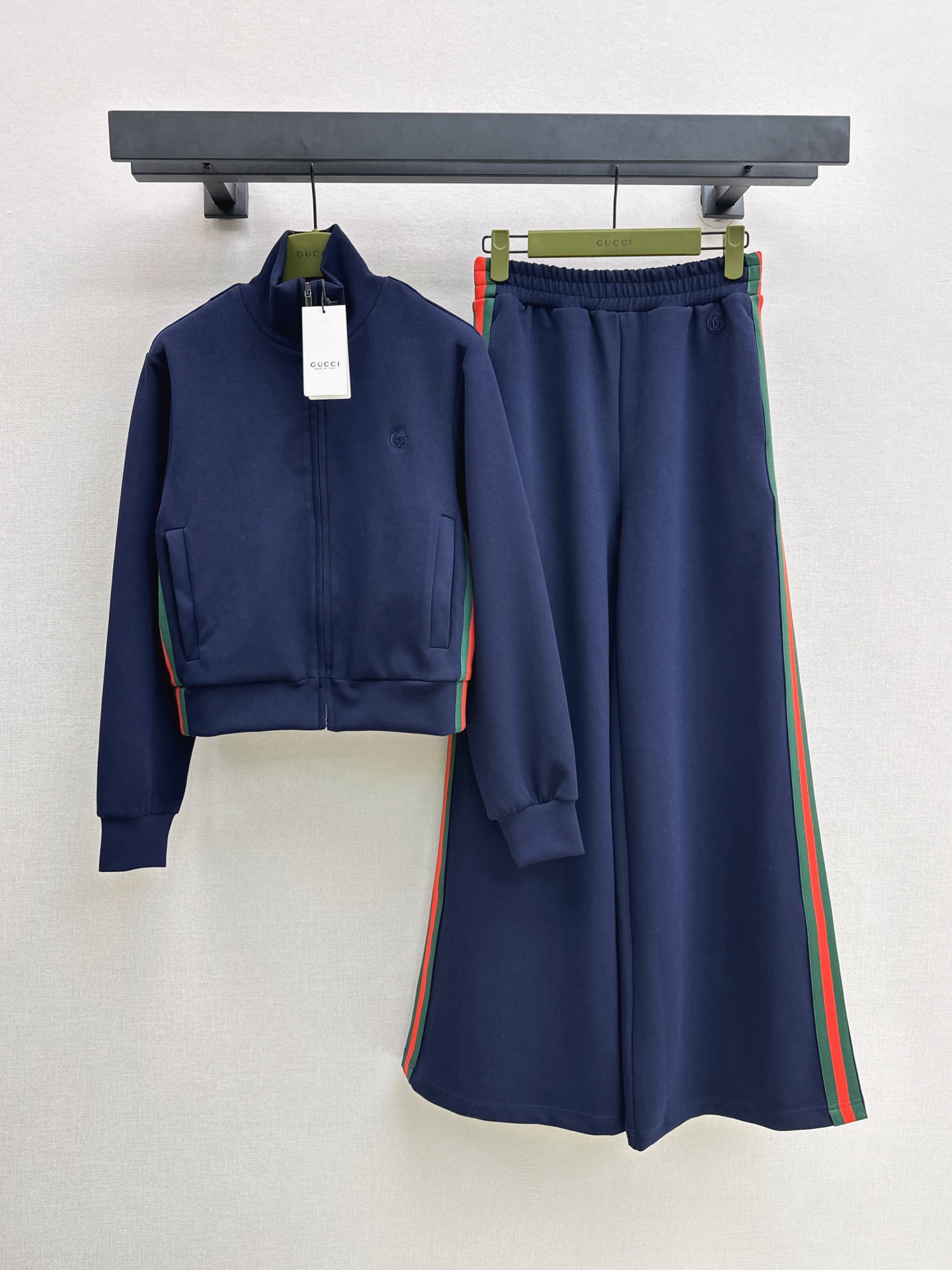 NO:954455,Gu 26Ss————The latest early autumn capsule series sports suit with green and red webbing elements zipper jacket + elastic waist wide-leg straight pants, a set of upper body that is high-end and fashionable. The version is versatile and not picky. The texture of imported pure cotton fabric is awesome. White and rich beauty must buy it. One color sml,,jackets & coats,19860909Gu 26Ss————早秋最新款胶囊系列运动套装绿红织带元素拉链外套+松紧腰阔腿直筒裤一套上身高级又时髦 版型百搭不挑人 进口纯棉面料质感超赞 白富美必入 一色sml,,jackets & coats,,Women's clothing