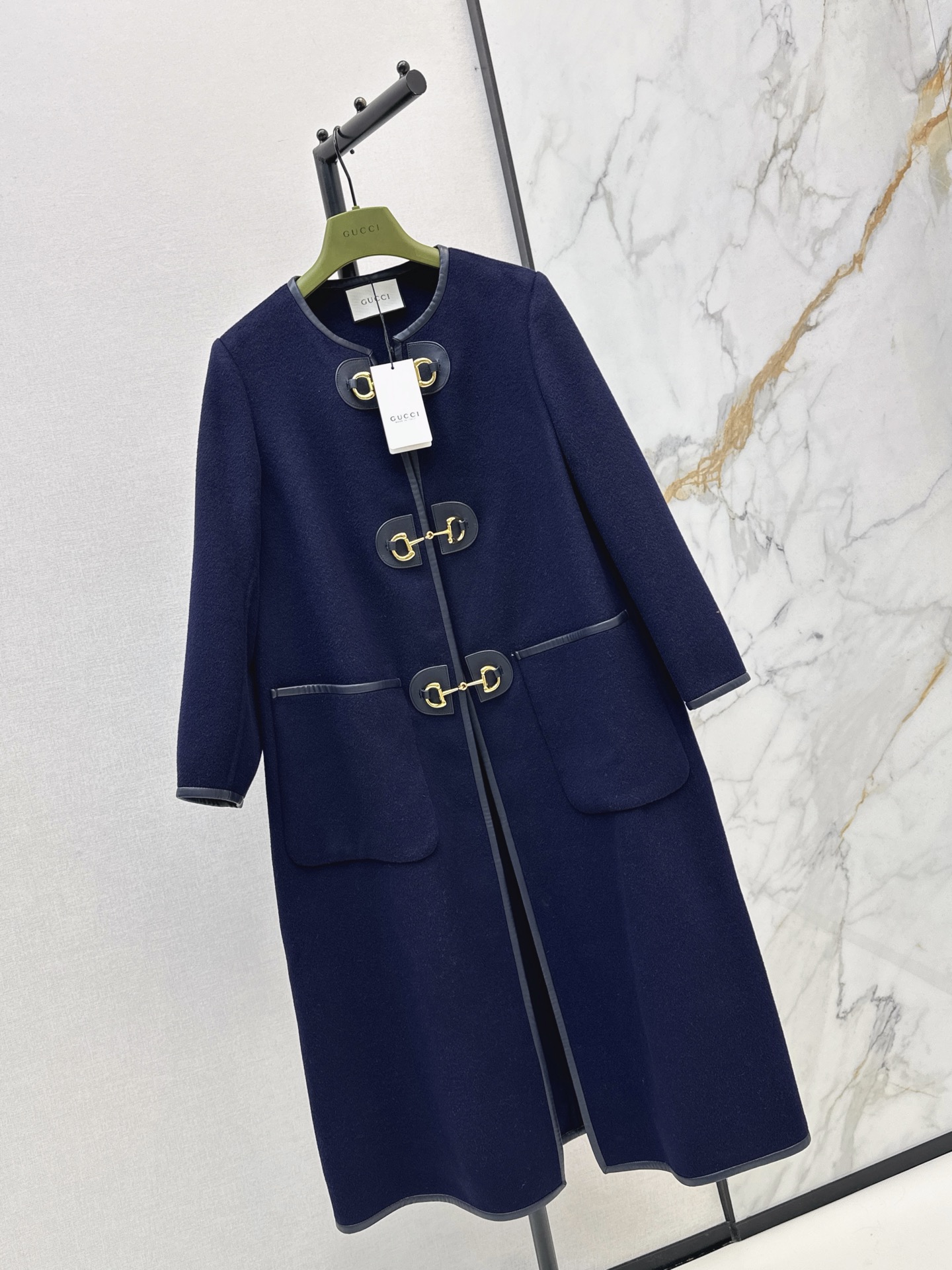 NO:954436,Gu 26Ss————The latest classic short + long coat with horseshoe buckle decoration in autumn and winter. Temperament design. H-shaped upper body. Simple, relaxed, casual, handsome and elegant. Purely handmade double-sided cashmere wool coat. Imported wool cashmere fabric texture is delicate, soft, wide and stylish. The upper body looks thin and tall for a small person. Easy to control. One color sml,,19860909Gu 26Ss————秋冬最新款经典马蹄扣装饰短款+长款大衣气质设计H版型上身简约松弛随性帅气又优雅 纯手工制作双面尼羊绒羊毛大衣 进口羊毛羊绒面料质感细腻柔软挺阔有型 上身显瘦又高挑小个子 轻松驾驭 一色sml,,,Women's clothing