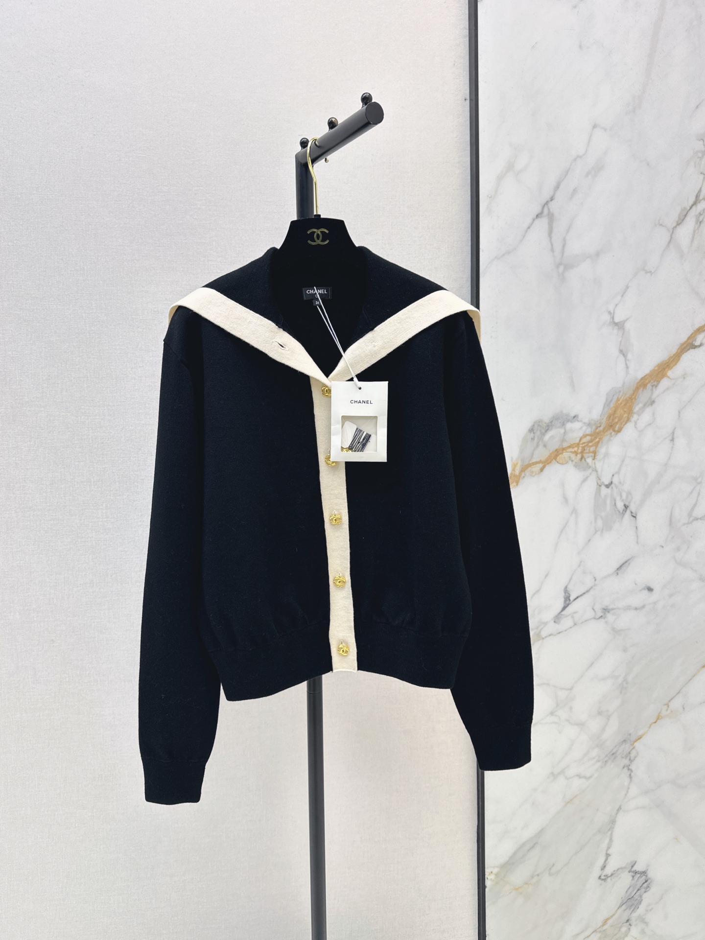 NO:954425,C Home 26Ss - the latest classic contrast-color navy-style lapel design knitted cardigan in early autumn. yb custom-made consistent yarn. A retro sailor fashion sense. Black contrasting colors sublimate the entire design. The sense of fashion is online. Hollow double C small gold buckle and embroidered logo details on the back. Highly recommended. Two-color sml,,chanel,19860909C家 26Ss———早秋最新款经典撞色海军风翻领设计针织开衫 yb定制一致纱线 一股复古的水手时髦感 黑色撞色搭配 将整个设计升华 时髦感在线 镂空双C小金扣和后背刺绣logo细节 很推荐 两色sml,,chanel,,Women's clothing