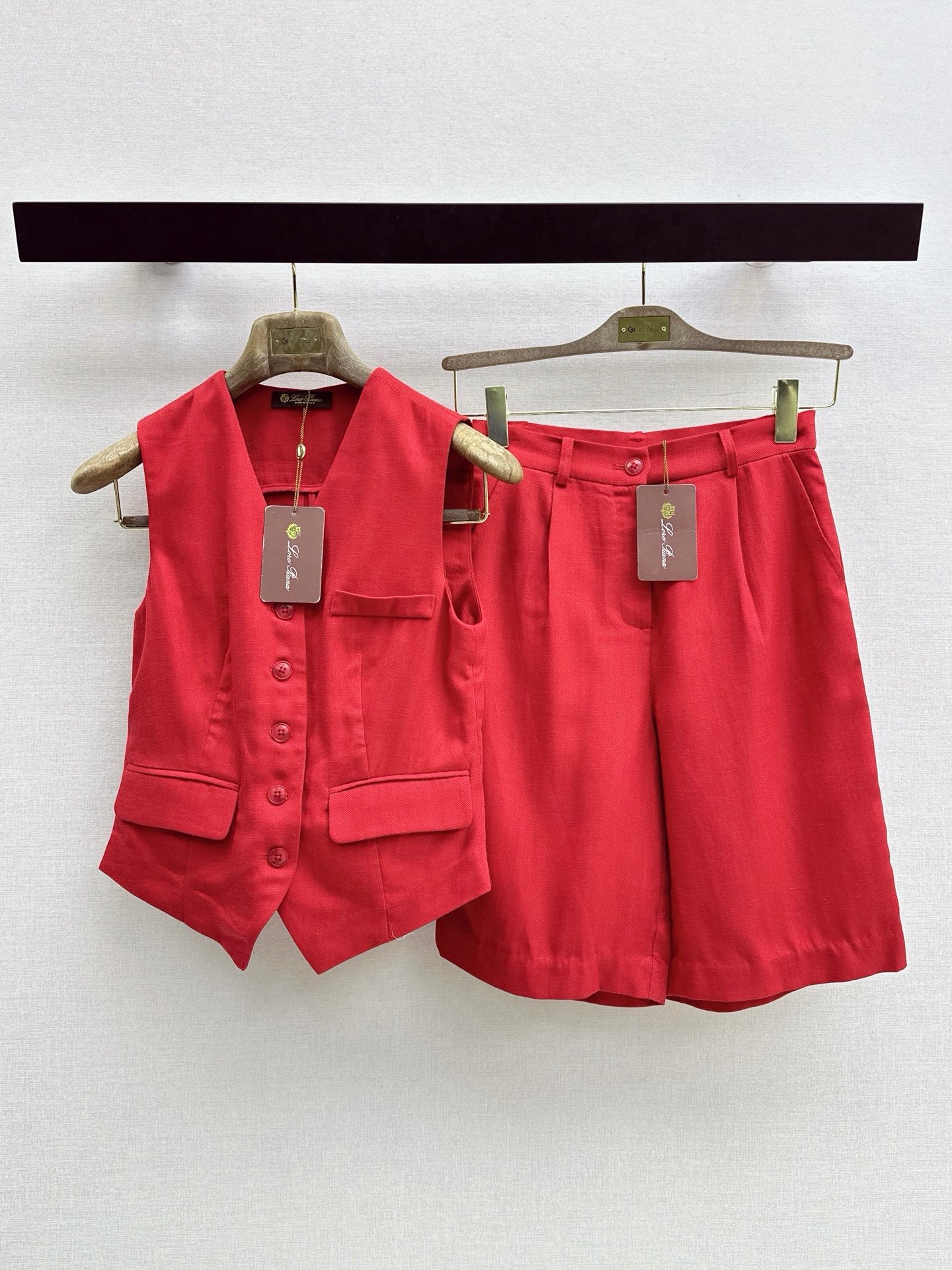 NO:954408,Exclusive first release of LP 26Ss - the latest spring and summer holiday old-money style suit, sleeveless vest + five-quarter pants. High-end minimalist style. It has a retro and casual holiday style. Elegant and grand. The secret is that the short vest is paired with wide-leg five-quarter pants. It visually separates the proportion of the three-seven figure. It is a practical way to show your height. It is made of linen fabric and has good breathability. It is recommended to match it with two-color sml vest, loro piana,19860909独家首发 LP 26Ss———春夏最新款度度假老钱风套装无袖马甲+五分裤 高阶极简风穿搭 自带复古休闲的度假风格 优雅又大气 秘诀在于短款马甲搭配阔腿五分裤 视觉上分割出三七身材比例感 实打实的显高魔力穿法 采用亚麻面料 透气性很好 推荐一套搭配 两色sml 马甲,,loro piana,,Women's clothing