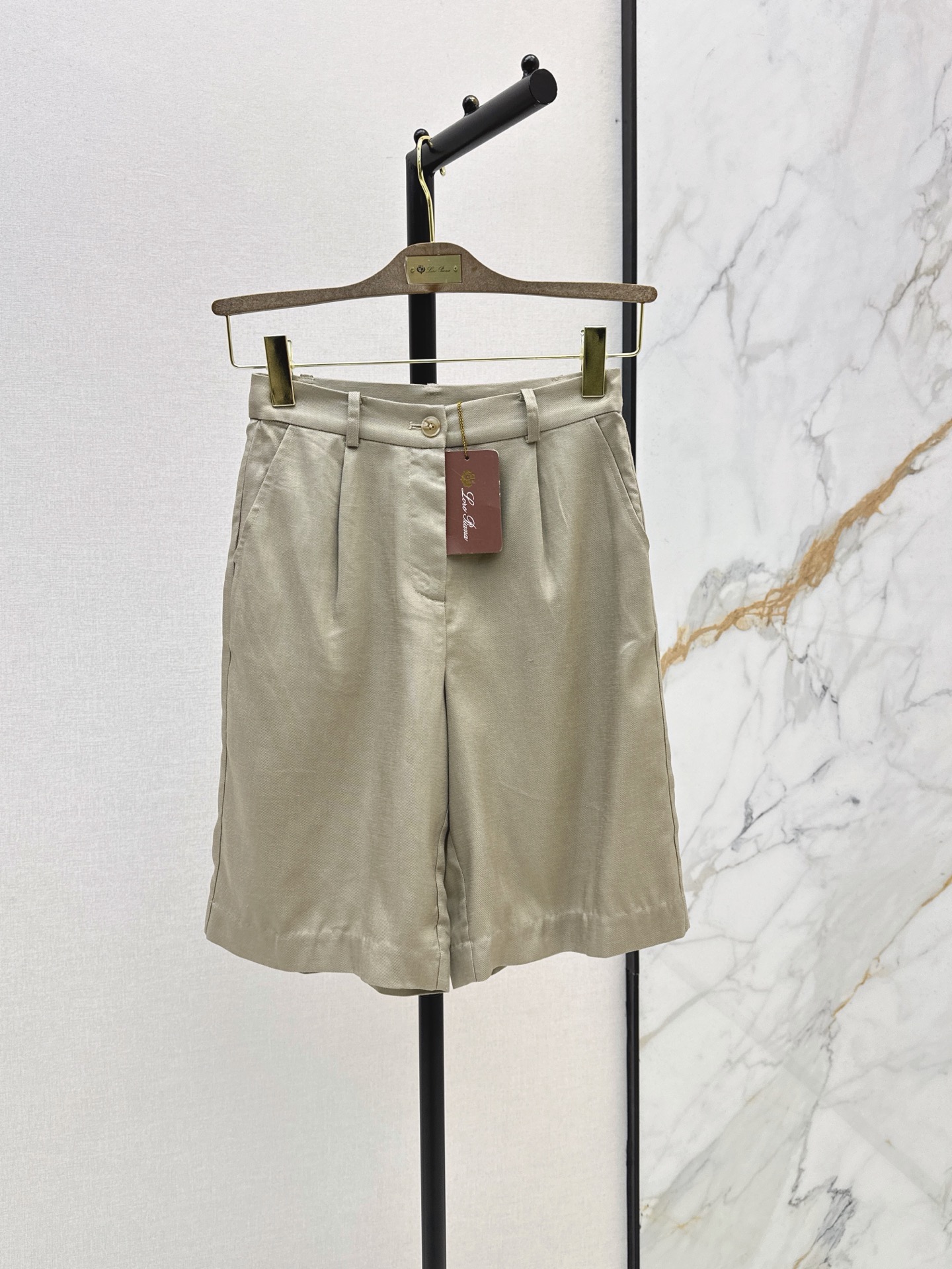 NO:954398,Exclusive first release of LP 26Ss - the latest spring and summer holiday old-money style suit, sleeveless vest + five-quarter trousers, high-end minimalist style, with retro and casual holiday style, elegant and grand. The secret is that the short vest is paired with wide-leg 5-cent pants, which visually separates the sense of proportion of the three-seven figure. A real way to show height and magic. It is made of linen fabric and has good breathability. Recommended to match it with two-color sml,, loro piana,19860909独家首发 LP 26Ss———春夏最新款度度假老钱风套装无袖马甲+五分裤 高阶极简风穿搭 自带复古休闲的度假风格 优雅又大气 秘诀在于短款马甲搭配阔腿五分裤 视觉上分割出三七身材比例感 实打实的显高魔力穿法 采用亚麻面料 透气性很好 推荐一套搭配 两色sml,,loro piana,,Women's clothing