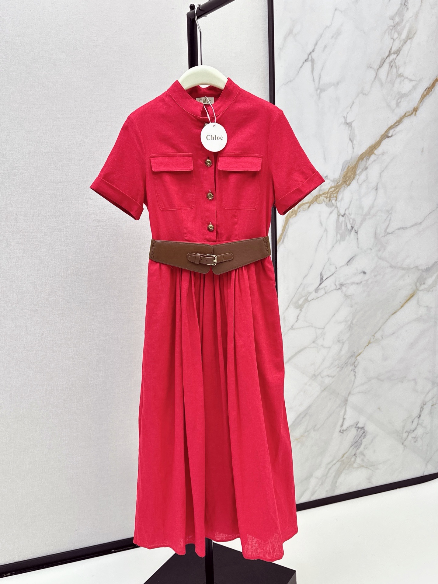 NO:954379,Exclusive debut of Ch～E 26Ss————The latest minimalist style stand-up collar short-sleeved dress for spring and summer. Old money and high-end. Minimalist design. High waistline and pleated large skirt. It is matched with a customized wide belt to tighten the waist. It can easily separate the golden body proportions. It looks slim and tall, whether it is daily or commuting. High-quality linen fabric is very breathable and suitable for summer wear. Two-color sml, skirts, T-shirt, gold,19860909独家首发 Ch～E 26Ss————春夏最新款极简风立领短袖连衣裙 老钱又高级 极简设计感 高腰线压褶大裙摆剪裁版型 搭配定制宽版腰带收腰 轻松分割出黄金身材比例感 显瘦显高 不管是日常或者通勤都OK 高品质亚麻面料 透气性很好适合夏日穿搭 两色sml,,skirts,T-shirt,gold,,Women's clothing