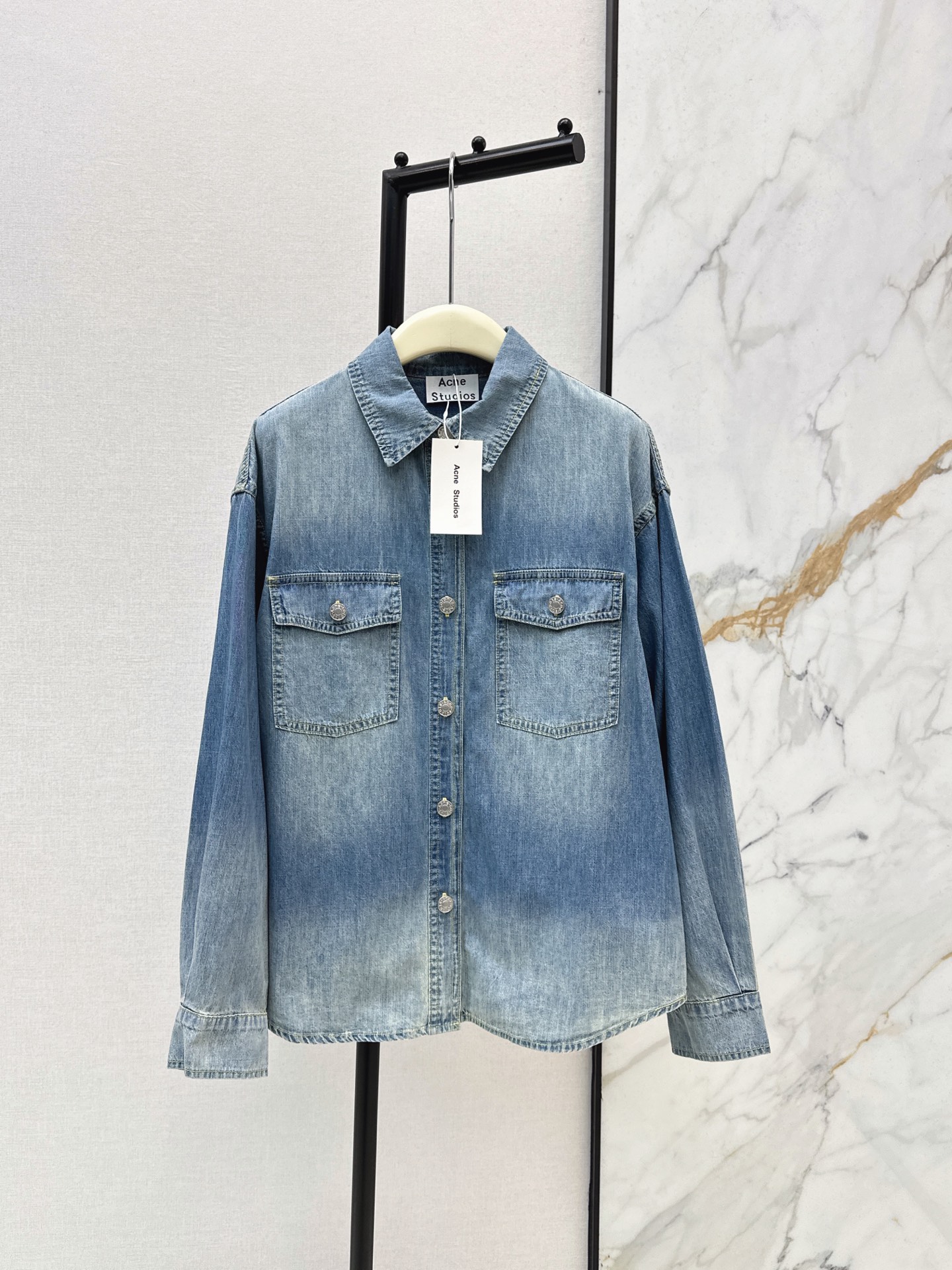 NO:954368,American casual items Acn～E 26Ss————The latest denim shirt with letter print decoration in early autumn. A shirt that combines casual, fashionable, lazy and beautiful looks. The retro wash is very beautiful. The details of the letter print on the back are very good. One color sml,, shirts,19860909美式休闲单品 Acn～E 26Ss————早秋最新款字母印花装饰牛仔衬衫 集休闲时髦慵懒美貌于一体的衬衫 复古洗水非常好看 后背字母印花细节很加分 一色sml,,shirts,,Women's clothing