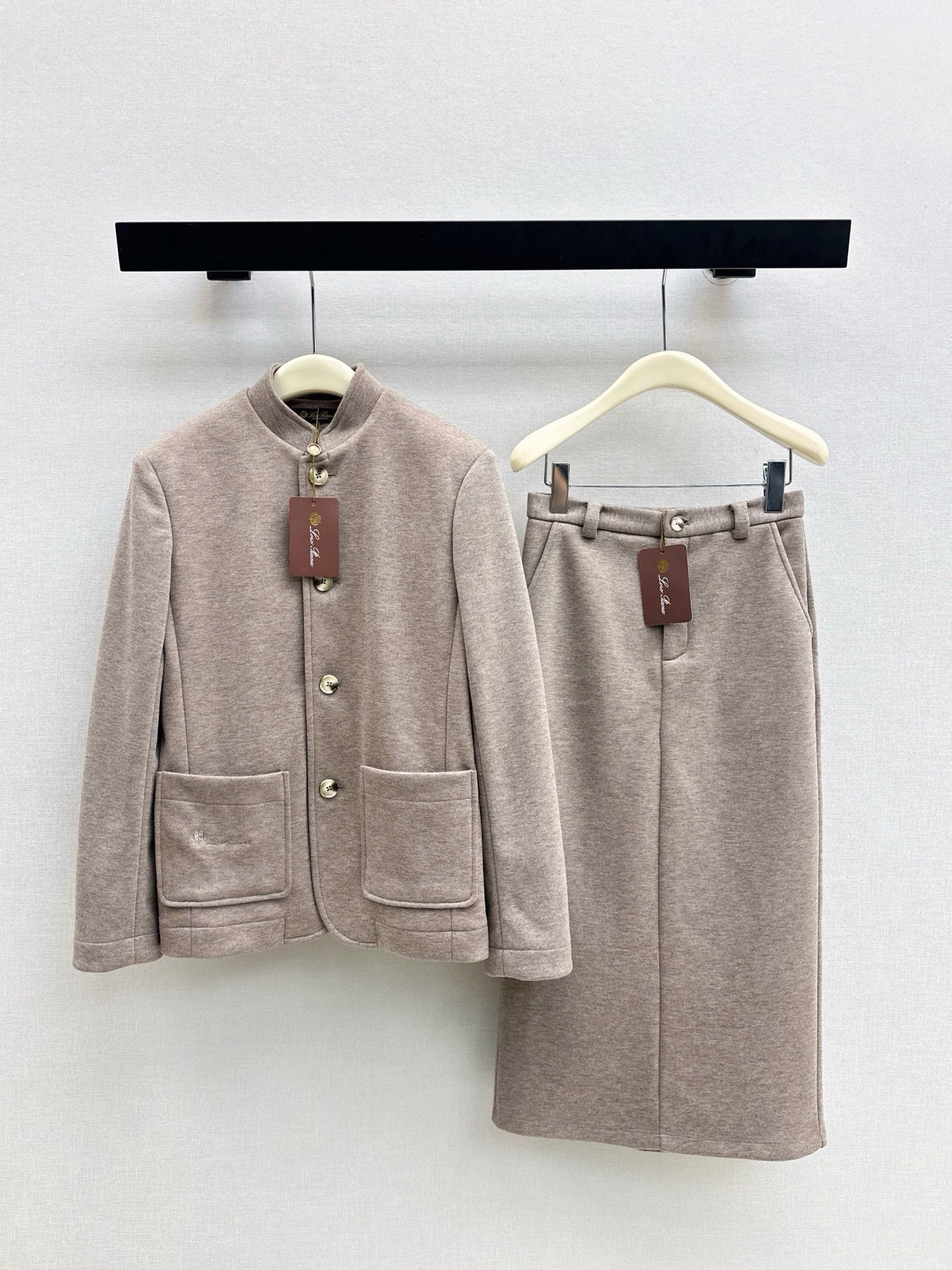 NO:954336,Jackets, skirts p Exclusive debut LP 26Ss————The latest high-end minimalist old money style suit for autumn and winter. Handsome stand-up collar jacket + hip-covering long skirt. Customized composite cotton fabric. Thick, soft and waxy with texture. Minimalist casual old money style. The curve of the hip-covering bottoms sublimates the softness in the toughness. Easy to control for commuting. Two-color separate sml jackets, loro piana, skirts, jackets & coats,19860909外套 半裙p 独家首发 LP 26Ss————秋冬最新款高级极简老钱风套装帅气立领外套+包臀长款半裙 定制复合棉面料 厚实软糯有质感 极简休闲老钱风 包臀下装曲线让柔美在硬朗中升华 通勤穿搭轻松驾驭 两色分开发 sml 外套,,loro piana,skirts,jackets & coats,,Women's clothing