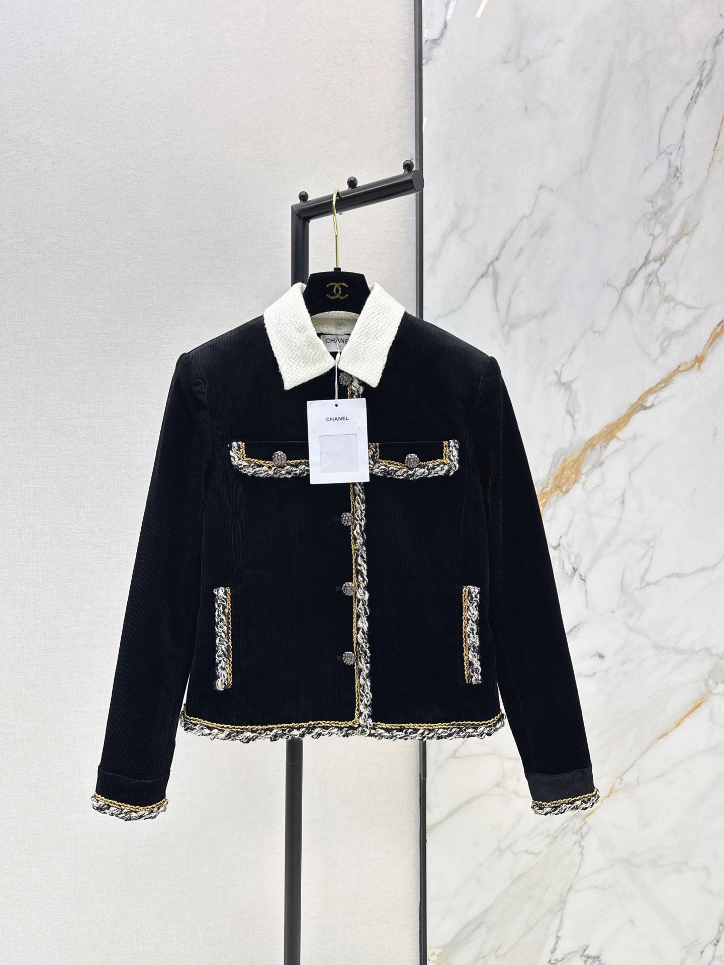 NO:954325,C Home 26Ss————The latest early autumn corduroy jacket with contrasting colors and detachable lapels is made of custom-made imported corduroy material. The texture is obvious and of high quality. The corduroy fabric creates an atypical fragrance. The whole body is edged with woven black and white contrasting three-dimensional binding embellishments. It is luxurious yet elegant. The outfit is fashionable and elegant. One color sml,,chanel,jackets & coats,19860909C家 26Ss————早秋最新款撞色可拆卸翻领灯芯绒外套定制进口灯芯绒材质 肌理明显质感上乘 灯芯绒面料打造非典型小香风 通体包边以编织黑白撞色立体捆边点缀 尽显奢华又不失雅致 穿搭时髦优雅 一色sml,,chanel,jackets & coats,,Women's clothing