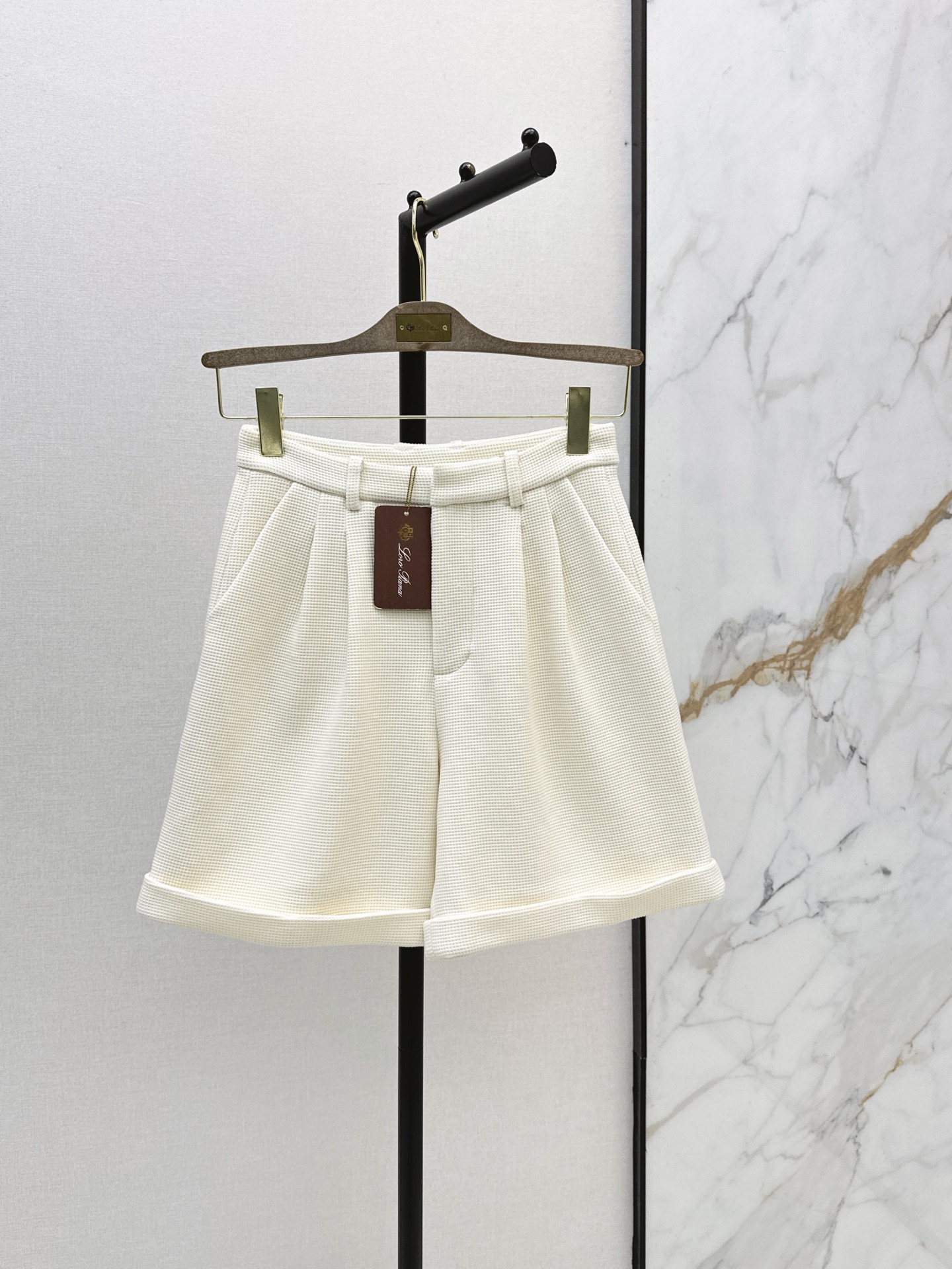 NO:954304,270L 26Ss————The latest cream-colored waffle straight shorts for early autumn are custom-made for waffle fabrics. The texture is very good. It is a lazy and casual high-end item. Classic mid-high waist wide-leg rolled hem trousers. Recommended to match the pear-shaped figure. One color sml, loro piana, shorts,19860909270L 26Ss————早秋最新款奶油色系华夫格直筒短裤定制对华夫格面料 质感很好 演绎慵懒随性的高级单品 经典中高腰阔腿卷边裤型 梨形身材的穿搭天菜 推荐一套搭配 一色sml,,loro piana,shorts,,Women's clothing