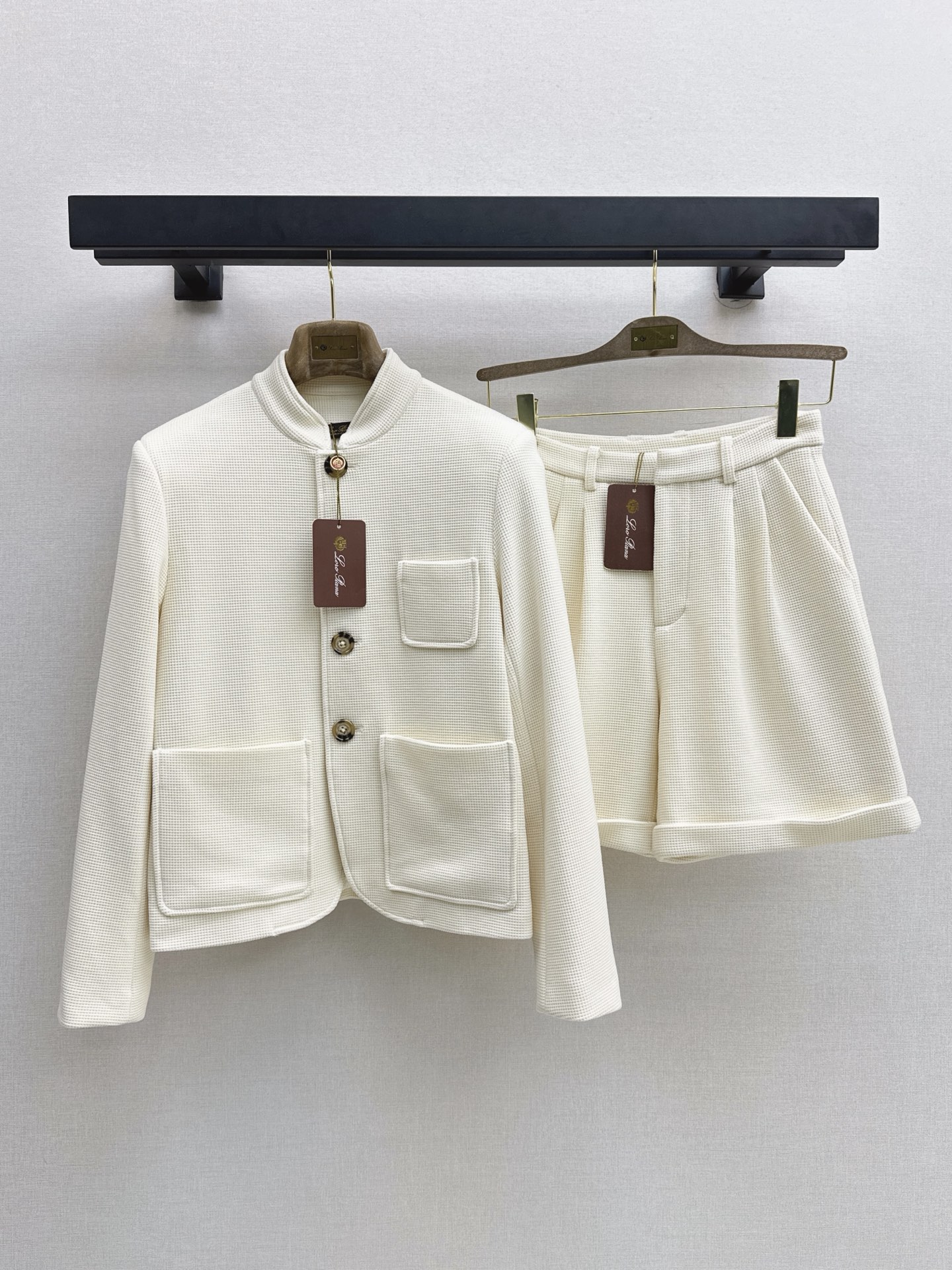 NO:954293,310L 26Ss————The latest cream-colored waffle stand-collar jacket in early autumn. Customized waffle fabric. The texture is very good. Advanced minimalist style. Luxurious and low-key. The upper body is capable and elegant. Goddess of aura. Easy to control and interpret different styles for commuting. Recommended to match one color sml,,loro piana,jackets & coats,jackets & coats,19860909310L 26Ss————早秋最新款奶油色系华夫格立领夹克外套定制的华夫格面料 质感很好 高级极简风奢华低调 上身干练优雅气场女神 通勤穿搭轻松驾驭演绎不同风格 推荐一套搭配 一色sml,,loro piana,jackets & coats,jackets & coats,,Women's clothing