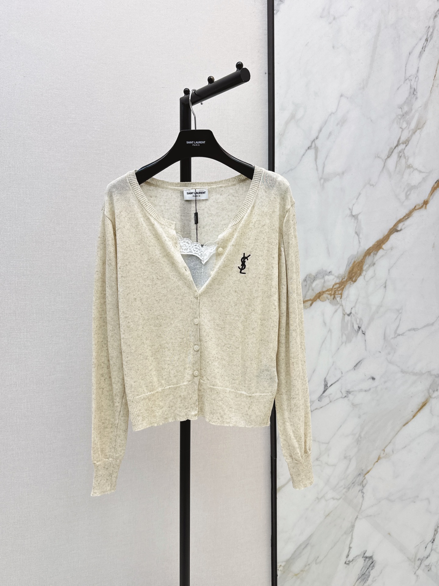 NO:955366,230SL 26Ss————The latest fake two-piece knitted sweater with letter embroidery in early autumn. The slightly loose version is super friendly to the figure. It can be easily used for commuting and dating in daily life. Pair it with wide-leg pants or skirts. It is easy to get Korean style relaxed feeling. Comfortable and fashionable. Two-color sml, loro piana, skirts,19860909230SL 26Ss————早秋最新款字母刺绣假两件针织衫微宽松版型对身材超友好 通勤约会日常都能轻松驾驭 搭配阔腿裤或半裙 轻松get韩系松弛感穿搭 舒适又时髦 两色sml,,loro piana,skirts,,Women's clothing