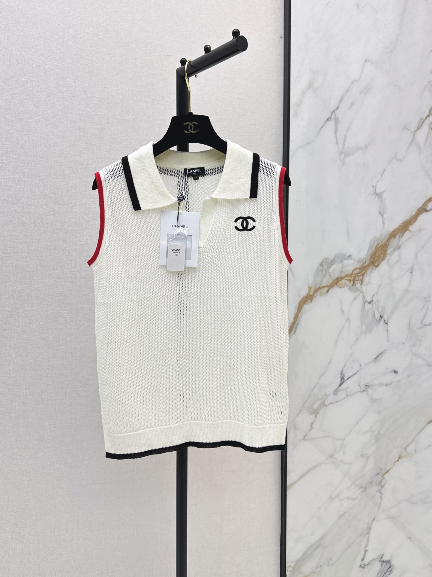 NO:955359,C Home 26Ss————Early autumn’s latest age-reducing lapel sleeveless sweater, custom-made imported knitted yarn material, high-quality texture, delicate and comfortable, double C logo decoration, highlighting the sense of high-end wear, elasticity and elasticity make it more refined, making the wear slimmer, the version is tolerant of the body, showing relaxed tonality, highlighting the light luxury and fashionable temperament. Two-color sml,,chanel,19860909C家 26Ss————早秋最新款减龄翻领无袖针织衫定制进口针织纱线材质 质感上乘 细腻舒适 双C徽标装饰 凸显穿搭高级感 弹性松紧更显精致 穿搭显瘦 版型包容身材 尽显松弛调性 凸显轻奢时髦气质 两色sml,,chanel,,Women's clothing