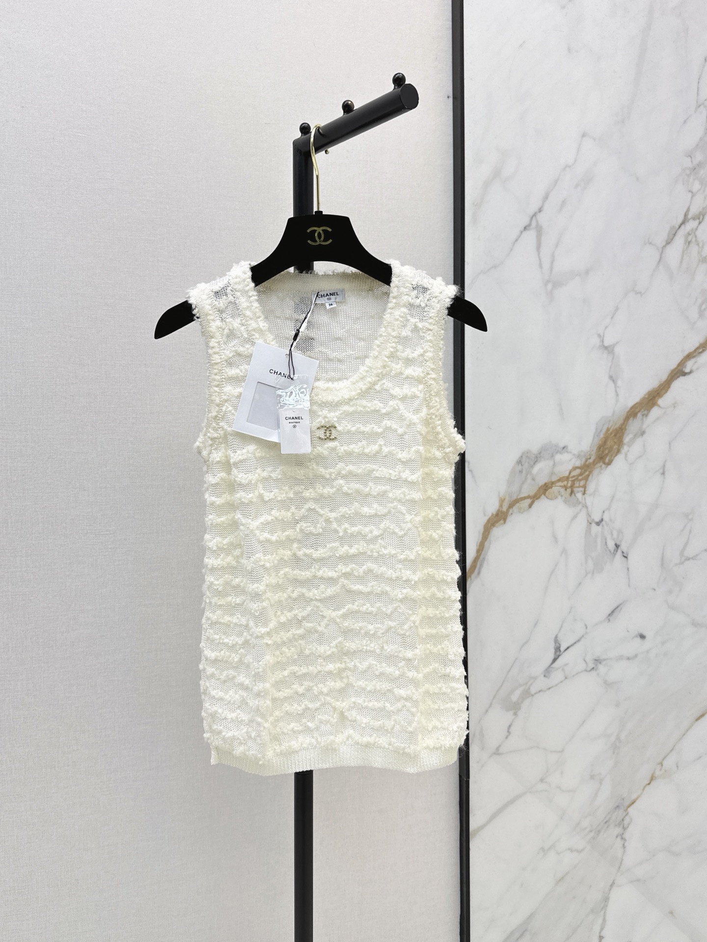 NO:955354,C Home 26Ss————Early autumn’s latest age-reducing sleeveless sweater, custom-made imported knitted yarn material, high-quality texture, delicate and comfortable, double C hardware logo decoration, highlighting the high-end sense of wear, elasticity makes it more refined, making the wear slimmer, the version is tolerant of the figure, showing relaxation and tonality, highlighting the light luxury and fashionable temperament. Two colors sml l,,chanel,19860909C家 26Ss————早秋最新款减龄无袖针织衫定制进口针织纱线材质 质感上乘 细腻舒适 双C五金徽标装饰 凸显穿搭高级感 弹性松紧更显精致 穿搭显瘦 版型包容身材 尽显松弛调性 凸显轻奢时髦气质 两色sml l,,chanel,,Women's clothing