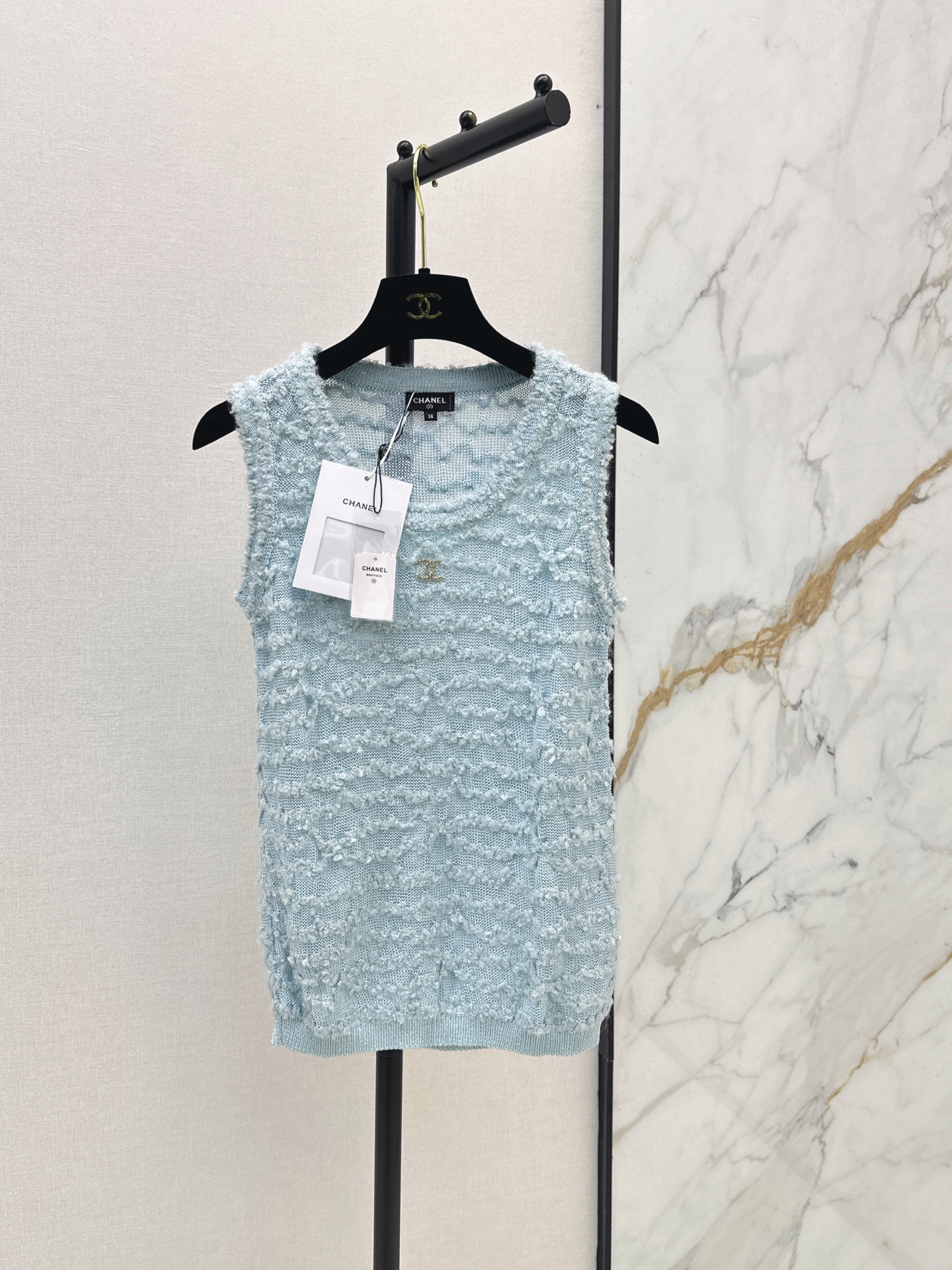 NO:955347,C Home 26Ss————Early autumn’s latest age-reducing sleeveless sweater, custom-made imported knitted yarn material, high-quality texture, delicate and comfortable, double C hardware logo decoration, highlighting the high-end sense of wear, elasticity and elasticity make it more refined, making the wear slimmer, the version is tolerant of the figure, showing relaxation and tonality, highlighting the light luxury and fashionable temperament. Two-color sml,,chanel,19860909C家 26Ss————早秋最新款减龄无袖针织衫定制进口针织纱线材质 质感上乘 细腻舒适 双C五金徽标装饰 凸显穿搭高级感 弹性松紧更显精致 穿搭显瘦 版型包容身材 尽显松弛调性 凸显轻奢时髦气质 两色sml,,chanel,,Women's clothing