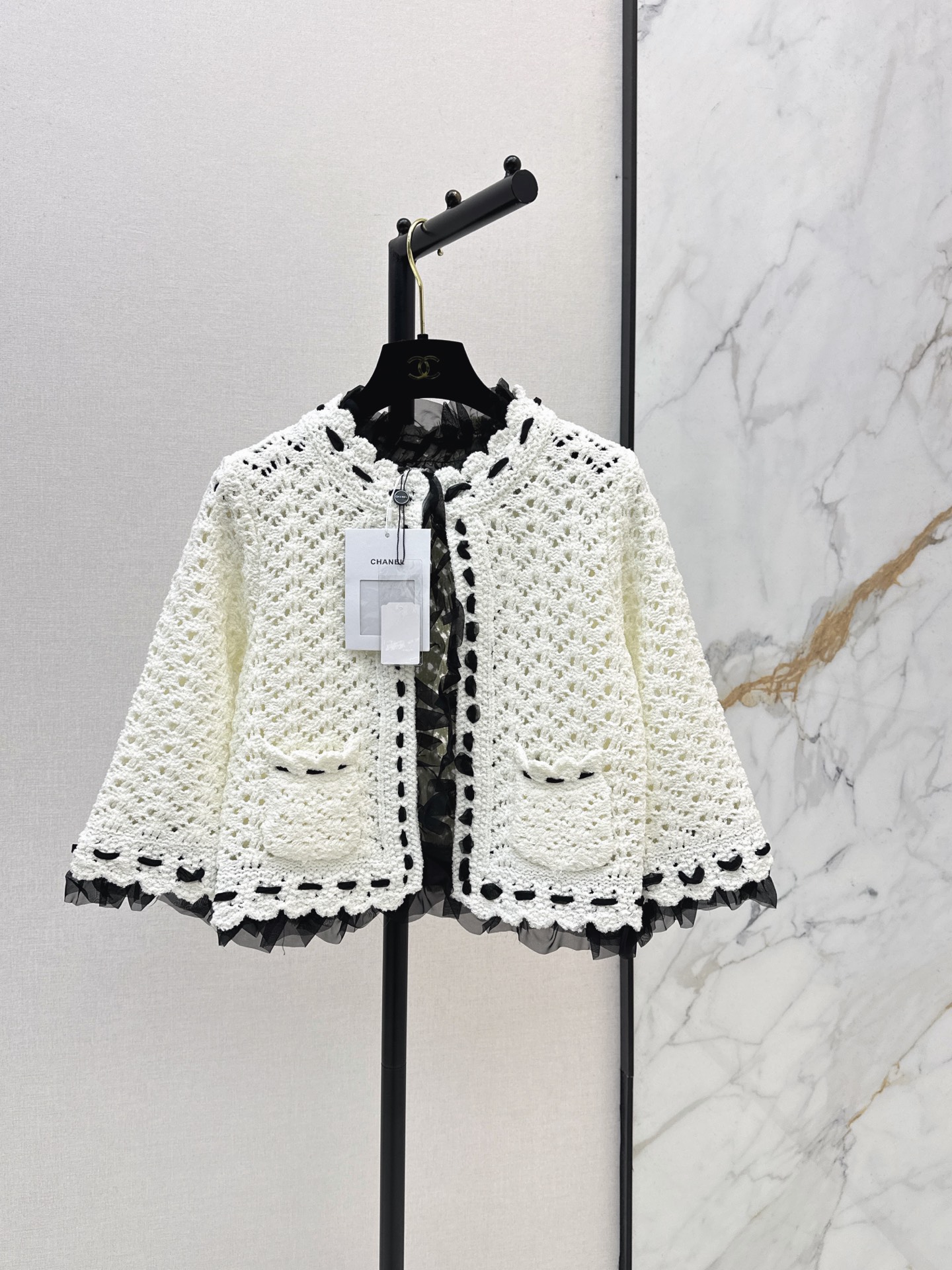 NO:955326,C Home 26Ss————The latest hollow knitted cardigan in early autumn with black trim and full French elegant atmosphere. Three-quarter sleeve design. Light and breathable. Super comfortable to wear in spring and summer! The knitted texture is exquisite. The sense of layering and fashion are online. It can be easily used for commuting and dating. It is a practical and beautiful versatile item. One color sml,,chanel,19860909C家 26Ss————早秋最新款镂空针织开衫 黑色边饰 法式优雅氛围感满分 七分袖设计 轻盈透气 春夏穿超舒服!针织纹理细腻 层次感和时尚度都在线 通勤约会日常都能轻松驾驭 是实用又好看的百搭单品 一色sml,,chanel,,Women's clothing