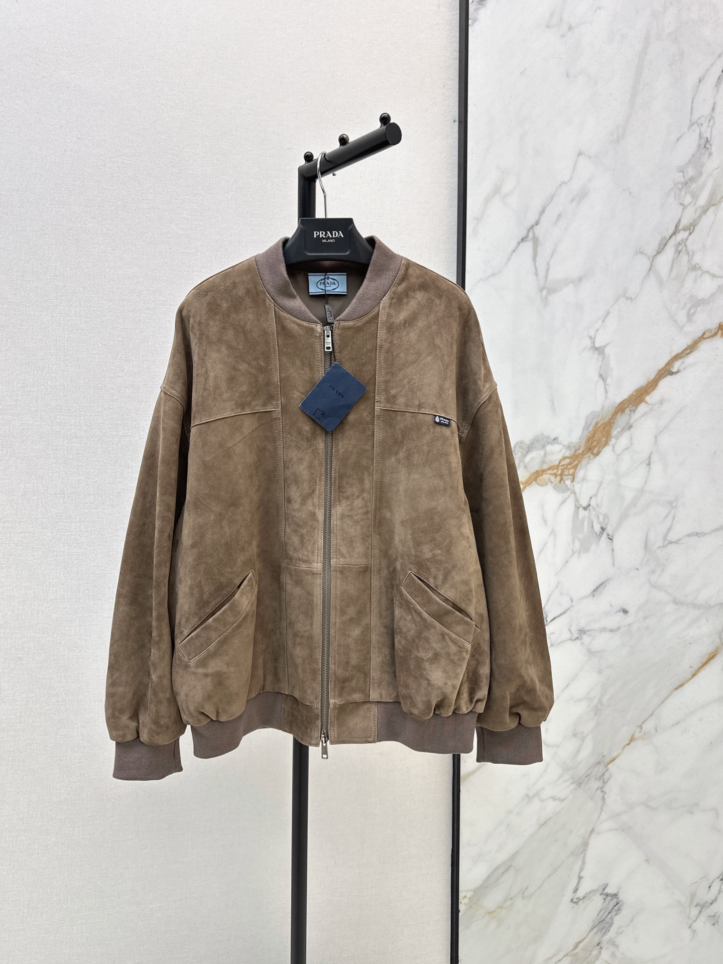 NO:955319,Same style for men and women PD 26Ss————The latest early autumn silhouette suede lapel jacket, high luxury style wear, customized suede suede craftsmanship, the contrast can be salty or sweet, loose H version, versatile and slim, 100% imported lambskin fabric, two-color sml,,jackets & coats,jackets & coats,sheepskin,chamois leather,19860909男女同款 PD 26Ss————早秋最新款廓形麂皮绒翻领夹克外套高奢风穿搭定制麂皮绒绒面工艺 反差感可盐可甜 宽松H版型百搭又显瘦 百分百进口小羊皮面料 两色sml,,jackets & coats,jackets & coats,sheepskin,chamois leather,,Women's clothing