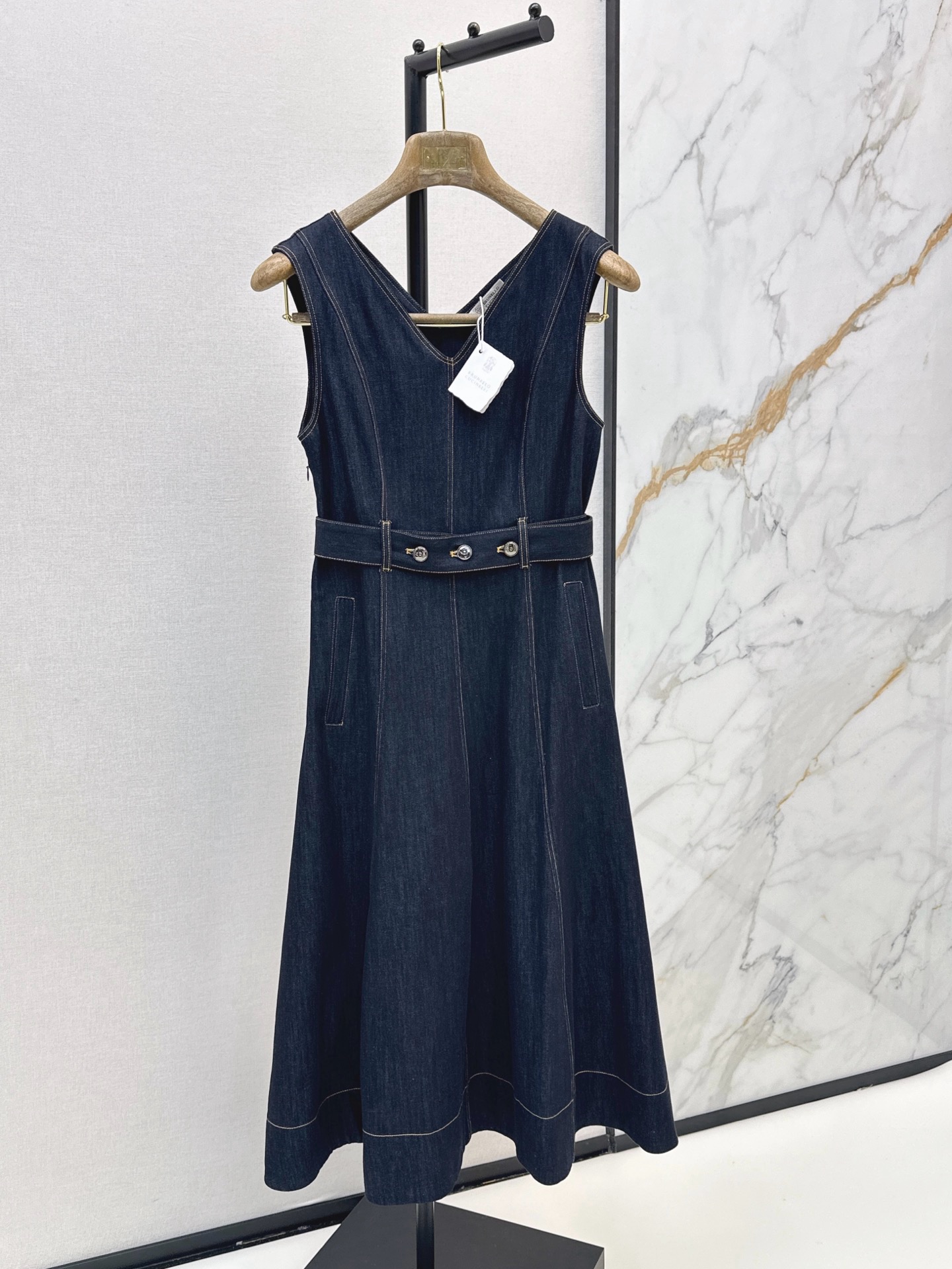 NO:955361,Bc 26Ss————The latest dark blue denim sleeveless V-neck dress for spring and summer. The high waistline is matched with a belt of the same color to accurately tighten the waist and make it slimmer. The drapey A-line mid-length skirt does not flatter the upper body and makes the body slimmer. The neat sleeveless V-neck design can modify the shoulder and neck lines. The retro style of denim denim is a versatile evergreen style in the wardrobe. An elegant dress that can also be worn for commuting. One-color sml,,skirts,19860909Bc 26Ss————春夏最新款深蓝色牛仔无袖V领连衣裙 高腰线搭配同色系腰带精准收腰显瘦 拉成三七分比例 垂坠的A字中长裙摆不挑人上身巨显瘦 利落无袖V领设计能修饰肩颈线条 丹宁牛仔复古风是衣柜里的百搭常青款 通勤也能穿得优雅的连衣裙 一色sml,,skirts,,Women's clothing