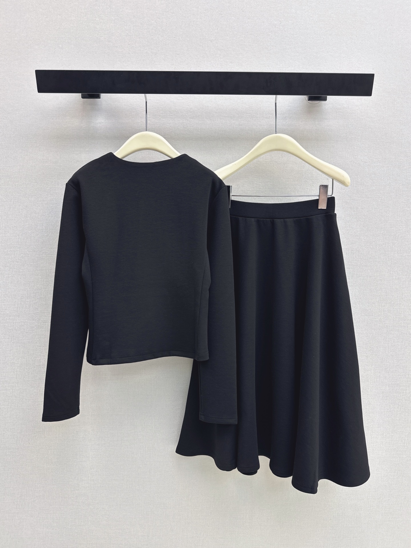 NO:955339,Daily casual style LP 26Ss - the latest early autumn style that can be worn on the front and back, a minimalist style base top + umbrella skirt. You can wear one set without any worries when going out on the street. It is definitely a piece that can be worn without thinking and can be used in movies. It is not picky at all. The top can be worn on both sides of the front and back. It is also very versatile to match separately. It comes in one set. Two colors sml, loro piana, skirts,19860909日常休闲款 LP 26Ss————早秋最新款前后可穿套装极简风打底上衣+伞状半裙 一套搭配出街无烦恼 绝对是属于无脑穿就能出片级别的 完全不挑人 上衣是前后两面可穿 分开搭配也很百搭 一套出 两色sml,,loro piana,skirts,,Women's clothing