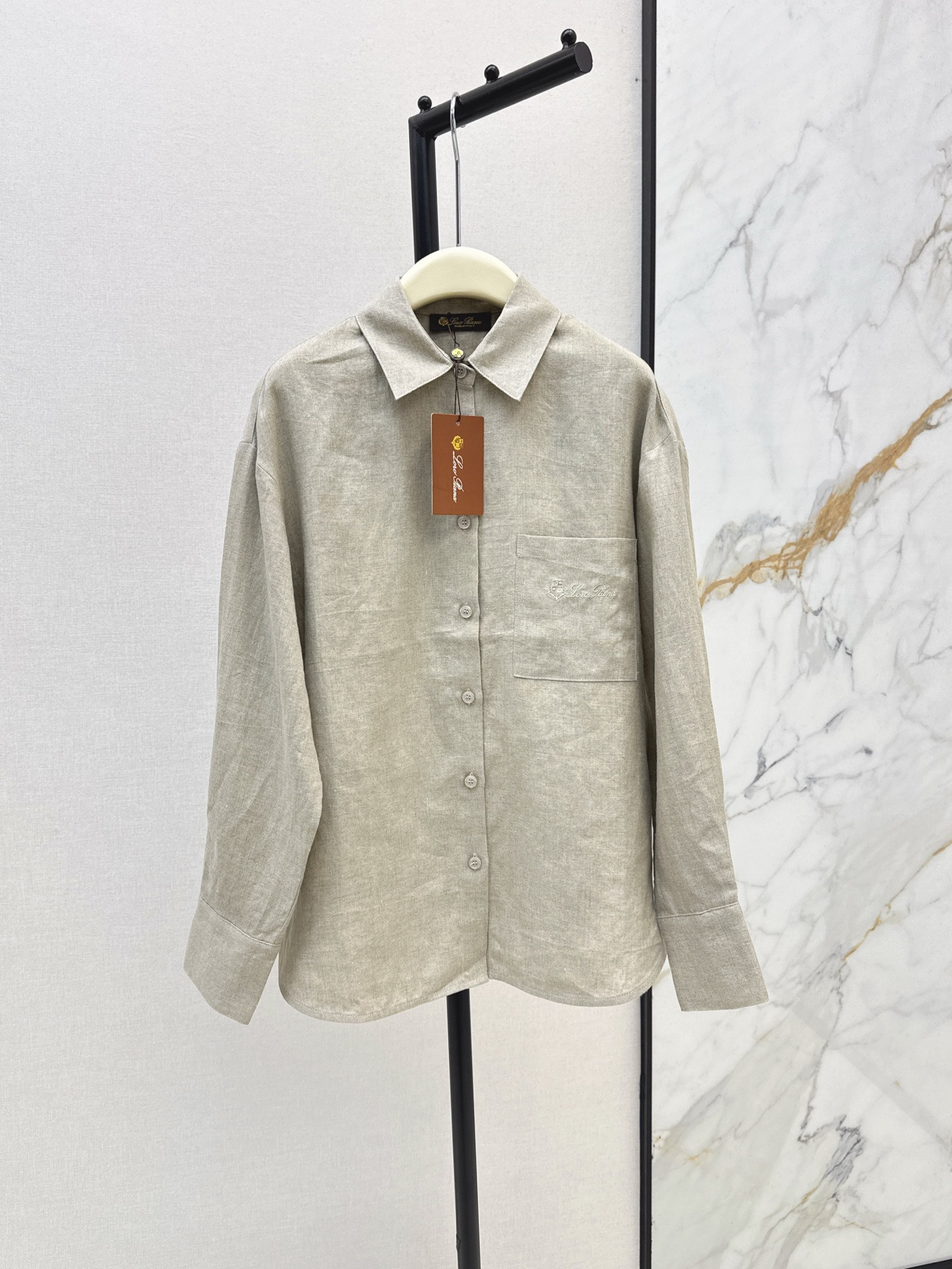 NO:955332,Old money style high-end commuting, very practical to wear LP 26Ss————The latest cotton and linen series of loose shirts + straight pants + vests in spring and summer are made of high-weight cotton and linen fabrics. The texture is super good, very high-end, proper old money style. It can be used for daily gatherings or commuting. Lazy and casual, with a sense of vacation. Strong sense of style. Two colors are separated. sml,,loro piana,shirts,19860909老钱风高阶通勤 实穿性超高 LP 26Ss————春夏最新棉麻一系列宽松衬衫+直筒裤 +马甲采用了高克重的棉麻面料 质感超好 非常高级 妥妥的老钱风 日常聚会或者通勤都可以 慵懒休闲又有度假感 很强的造型感 两色分开发 sml,,loro piana,shirts,,Women's clothing