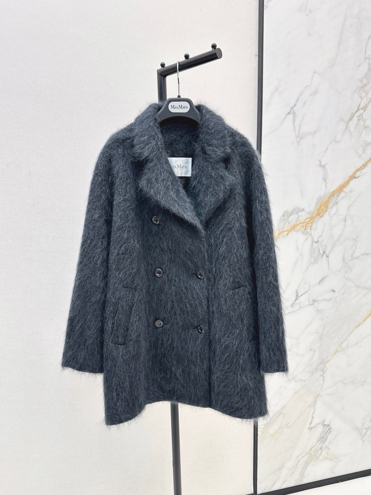 NO:955377,Hot item Max 26Ss————The latest minimalist high-end mid-length coat for autumn and winter. Online temperament. Simple and fashionable without losing the sense of design. Suit lapel design. Extra points for details. Micro-profile version. Strong tolerance. More styling for inner wear. Lightweight and warm. Simple and practical. 95 wool 5 cashmere content. Really heavy. Four colors, one size fits all (chest 122, length 77),,business suit,19860909爆单款 Max 26Ss————秋冬最新款极简高级中长款大衣 气质感在线 简约时髦不失设计感 西装翻领设计 细节加分 微廓形的版型 包容性强 对内搭更有造型感 轻便保暖 简洁实穿 95羊毛5羊绒含量 实物很重磅 四色均码（胸围122 衣长77）,,business suit,,Women's clothing