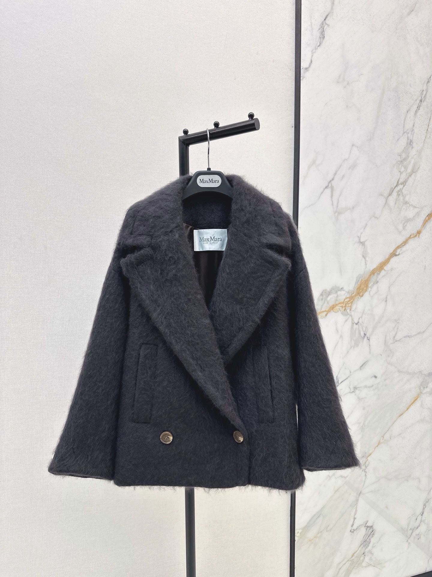 NO:955369,Hot item Max 26Ss————The latest minimalist advanced lapel silhouette coat in autumn and winter. The temperament is online. It is simple and fashionable without losing the sense of design. The suit lapel design has extra points for details. The micro-profile version is very tolerant and has a sense of style for inner wear. It is light and warm. It is simple and practical. 95 wool 5 cashmere content. It is very heavy in kind. Three colors, one size fits all (unlimited bust, length 66), suitbusiness,19860909爆单款 Max 26Ss————秋冬最新款极简高级翻领廓形大衣 气质感在线 简约时髦不失设计感 西装翻领设计 细节加分 微廓形的版型 包容性强 对内搭更有造型感 轻便保暖 简洁实穿 95羊毛5羊绒含量 实物很重磅 三色均码（胸围无限 衣长66）,,business suit,,Women's clothing