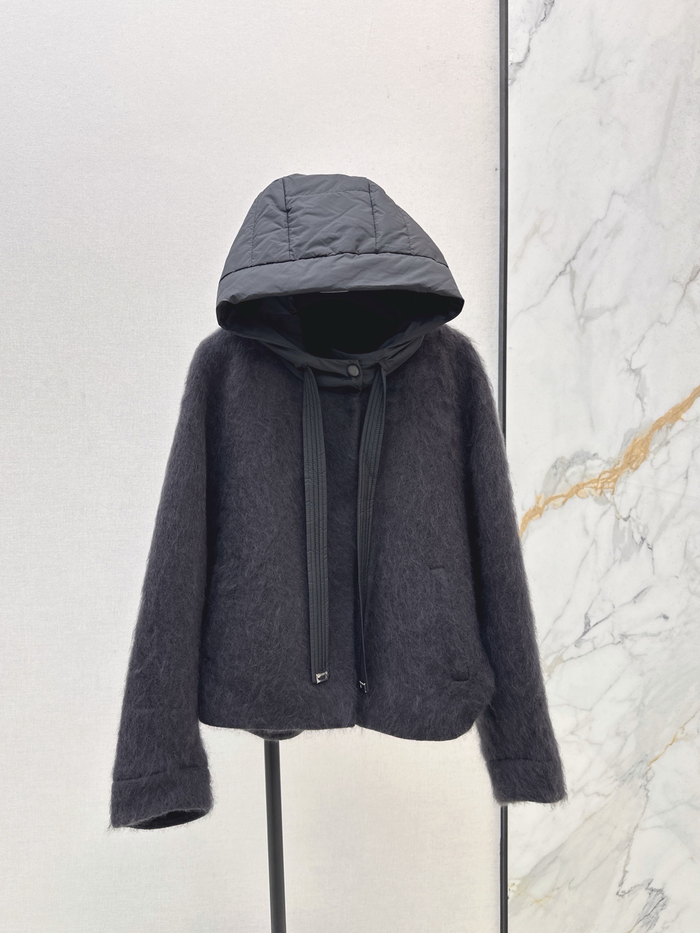 NO:955363,Hot item Max 26Ss————The latest minimalist style sheep wool hooded jacket for autumn and winter has a stylish online feel. It is simple and fashionable without losing the sense of design. The hood design details are extra points. The micro-profile version is very tolerant and has a sense of style for inner wear. It is light and warm. It is simple and practical. 95 wool 5 cashmere content. It is very heavy in kind. One size fits all in four colors (bust 104, length 57),,jackets & coats, hats,19860909爆单款 Max 26Ss————秋冬最新款极简风绵羊毛连帽外套气质感在线 简约时髦不失设计感 连帽设计细节加分 微廓形的版型 包容性强 对内搭更有造型感 轻便保暖 简洁实穿 95羊毛5羊绒含量 实物很重磅 四色均码（胸围104 衣长57）,,jackets & coats,hats,,Women's clothing