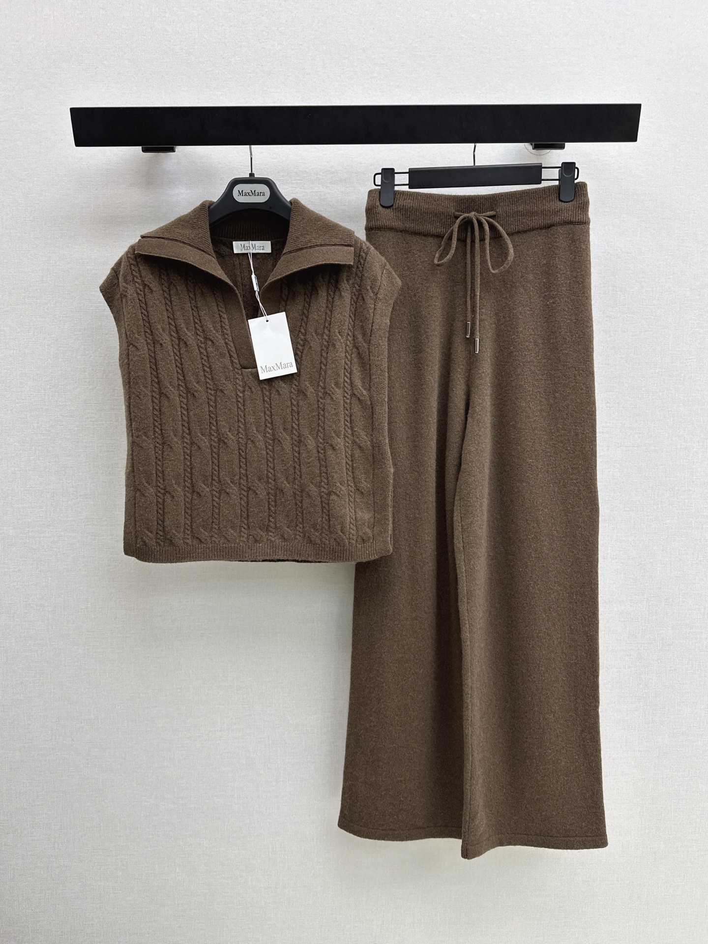 NO:955349,Old money style outfit Max 26Ss - the latest lazy style wool suit for early autumn. Lapel three-dimensional hemp fine woven vest + elastic waist straight pants. 100% worsted wool fabric. Simple and elegant lazy version. Durable. Warmth and appearance are both online.  !  Super stretchy, not flattering on your figure, comes in a set, two colors sml,,19860909老钱风穿搭 Max 26Ss———早秋最新款慵懒风羊毛套装 翻领立体麻花精织马甲+松紧腰直筒裤 百分百精纺羊毛面料 简约大气慵懒版型 经久耐穿 保暖度和颜值却都在线～～最实穿百搭的精品 打底叠穿日常高级！！超大弹力不挑身材 一套出 两色sml,,,Women's clothing