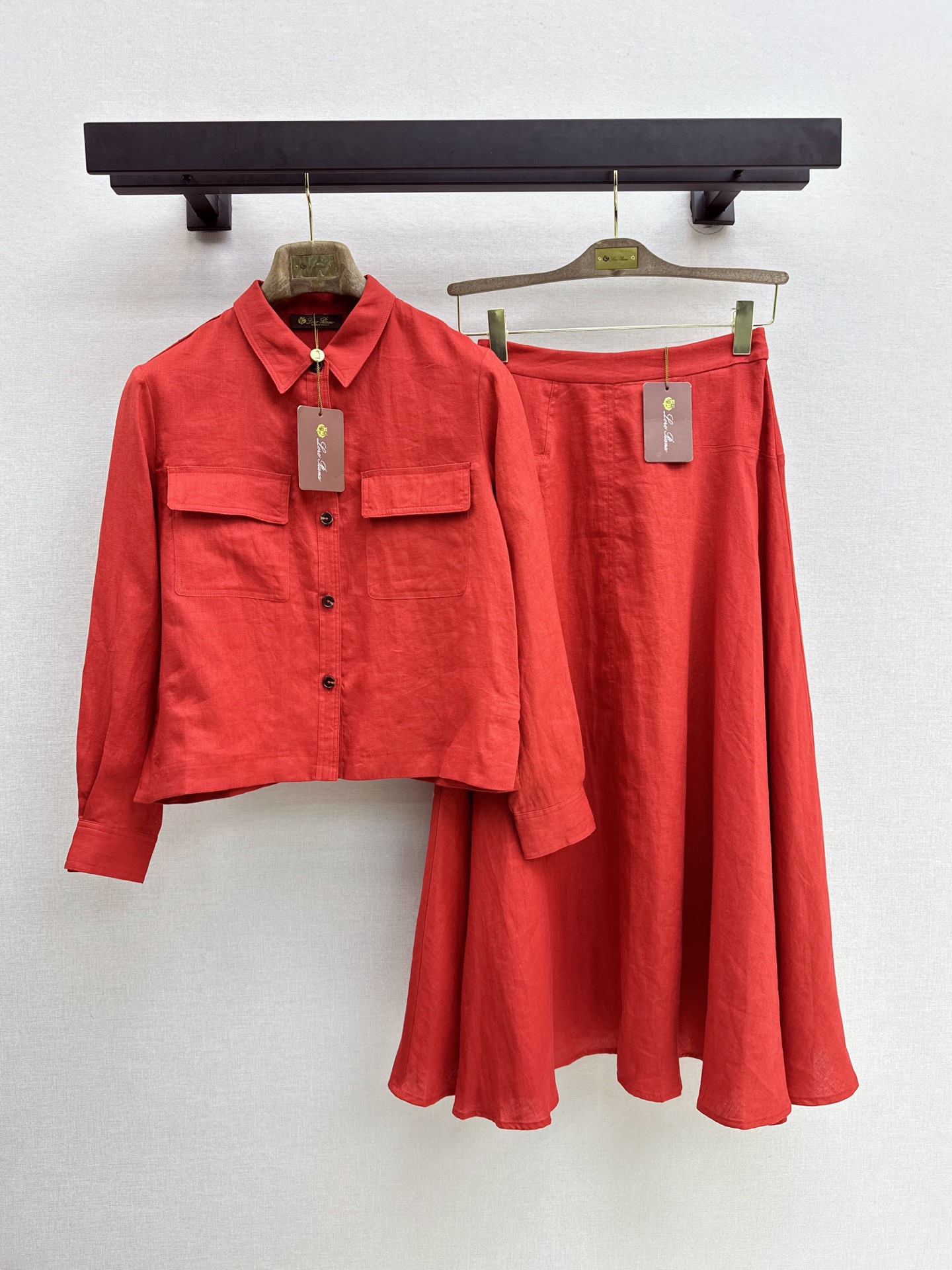 NO:955331,320L 26Ss————The latest short shirt with double pocket decoration in early autumn, full of low-key luxury details. The imported linen fabric has a light and delicate texture. The classic short style has a loose fit. The upper body is a lazy and casual high-end item. Recommended to match a set of two-color sml, loro piana, shirts,19860909320L 26Ss————早秋最新款双口袋装饰小短款衬衫低调奢华细节感满满 进口亚麻面料质感轻盈细腻 经典小短款宽松版型 上身演绎慵懒随性的高级单品 推荐一套搭配 两色sml,,loro piana,shirts,,Women's clothing