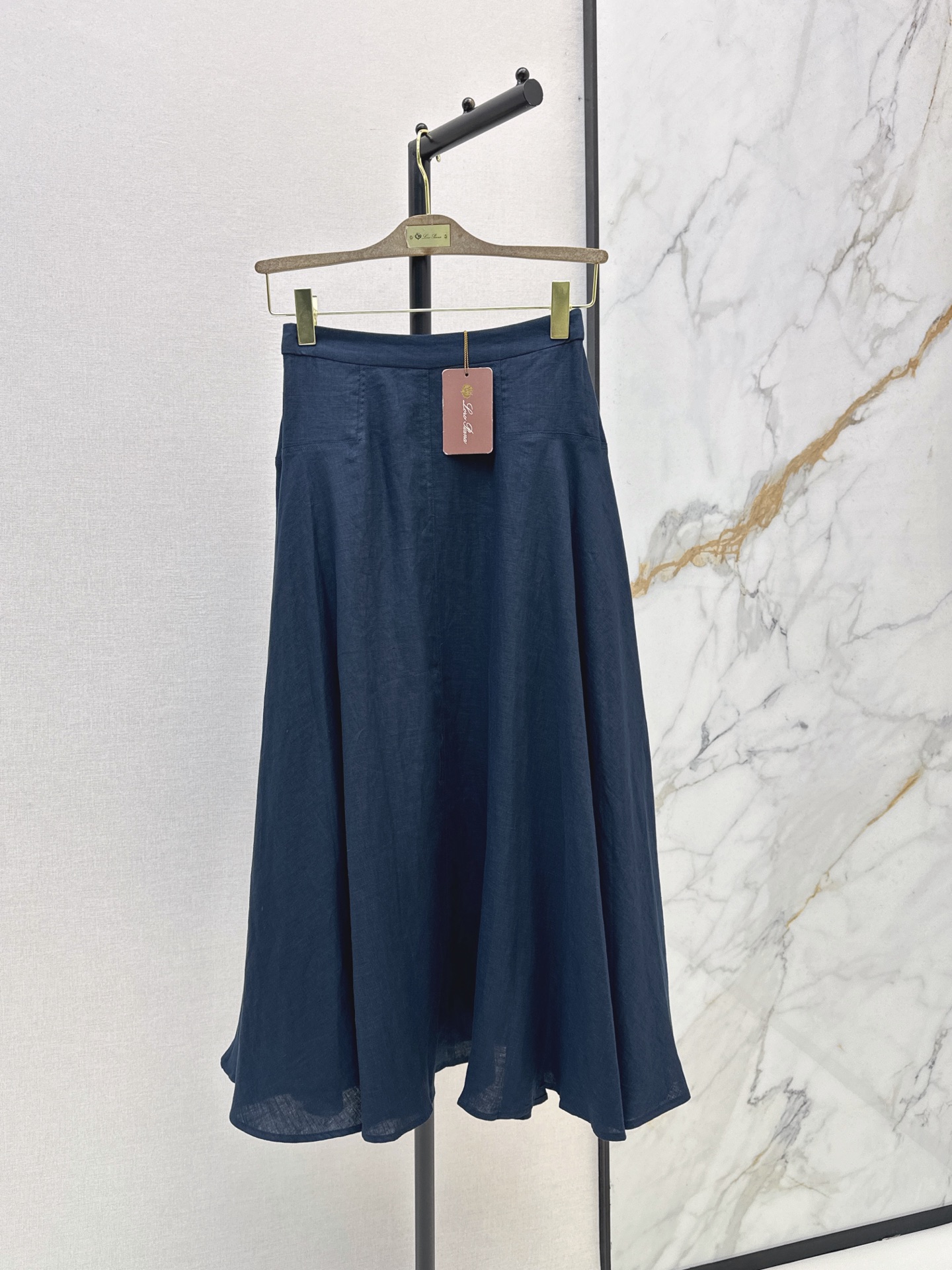NO:955323,High sense of wear LP 26Ss - the latest early autumn French minimalist style long skirt with a layered and large umbrella hem design. Elegant, elegant and casual. The classic version is versatile and does not pick anyone's upper body. Recommended to match a set of two-color sml m,, loro piana, skirts,19860909高知感穿搭 LP 26Ss————早秋最新款法式极简风情氛围感长半裙层次感大伞摆裙摆设计 飘逸优雅气质随性 经典版型百搭不挑人上身 推荐一套搭配 两色sml m,,loro piana,skirts,,Women's clothing