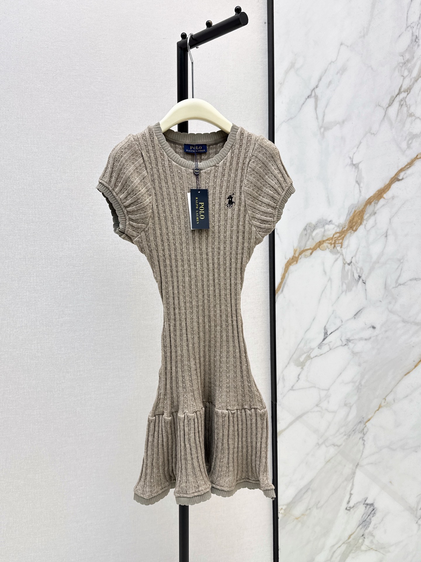 NO:956357,RL 26Ss——Early Autumn's latest round neck short-sleeved slim knitted dress with vertical rib texture, ruffled hem, slim fit and elastic, soft and skin-friendly fabric, gentle and versatile khaki tone, a simple and practical daily knitted skirt, one color sml l,,skirts,T-shirt,19860909RL 26Ss———早秋最新款圆领短袖修身针织连衣裙竖条罗纹肌理 下摆荷叶边拼接 修身有弹性 面料柔软亲肤 卡其色调温柔百搭 是一件简约实穿的日常针织裙 一色sml l,,skirts,T-shirt,,Women's clothing
