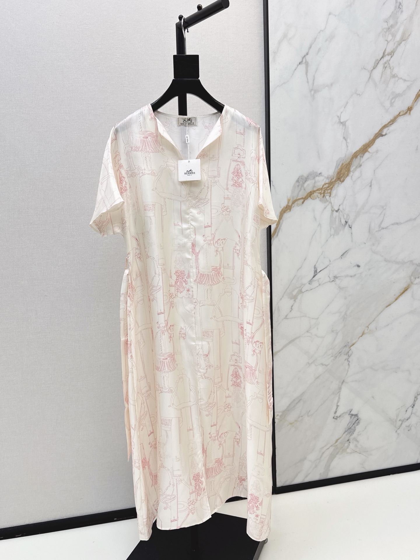 NO:956342,Her 26Ss————The latest printed silk dress in early autumn, 100% silk fabric, retro and fashionable, low-key temperament and luxurious and high-end. The version is versatile and not picky. The quality of workmanship depends on the details. A must-have for white, rich and beautiful people. One color smlxl,,skirts,real silk,19860909Her 26Ss————早秋最新款印花真丝连衣裙百分百真丝面料 复古时髦 低调气质又奢华高级 版型百搭不挑人 做工品质看细节 白富美必入 一色smlxl,,skirts,real silk,,Women's clothing