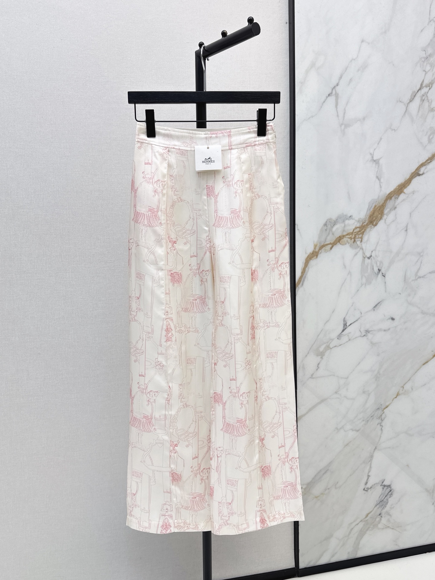 NO:956334,Her 26Ss————The latest printed silk suit for early autumn, 100% silk fabric, retro and fashionable, low-key temperament and luxurious and high-end. The version is versatile and not picky. The quality of workmanship depends on the details. A must-have for white, rich and beautiful people. One color smlxl,,real silk,19860909Her 26Ss————早秋最新款印花真丝套装百分百真丝面料 复古时髦 低调气质又奢华高级 版型百搭不挑人 做工品质看细节 白富美必入 一色smlxl,,real silk,,Women's clothing