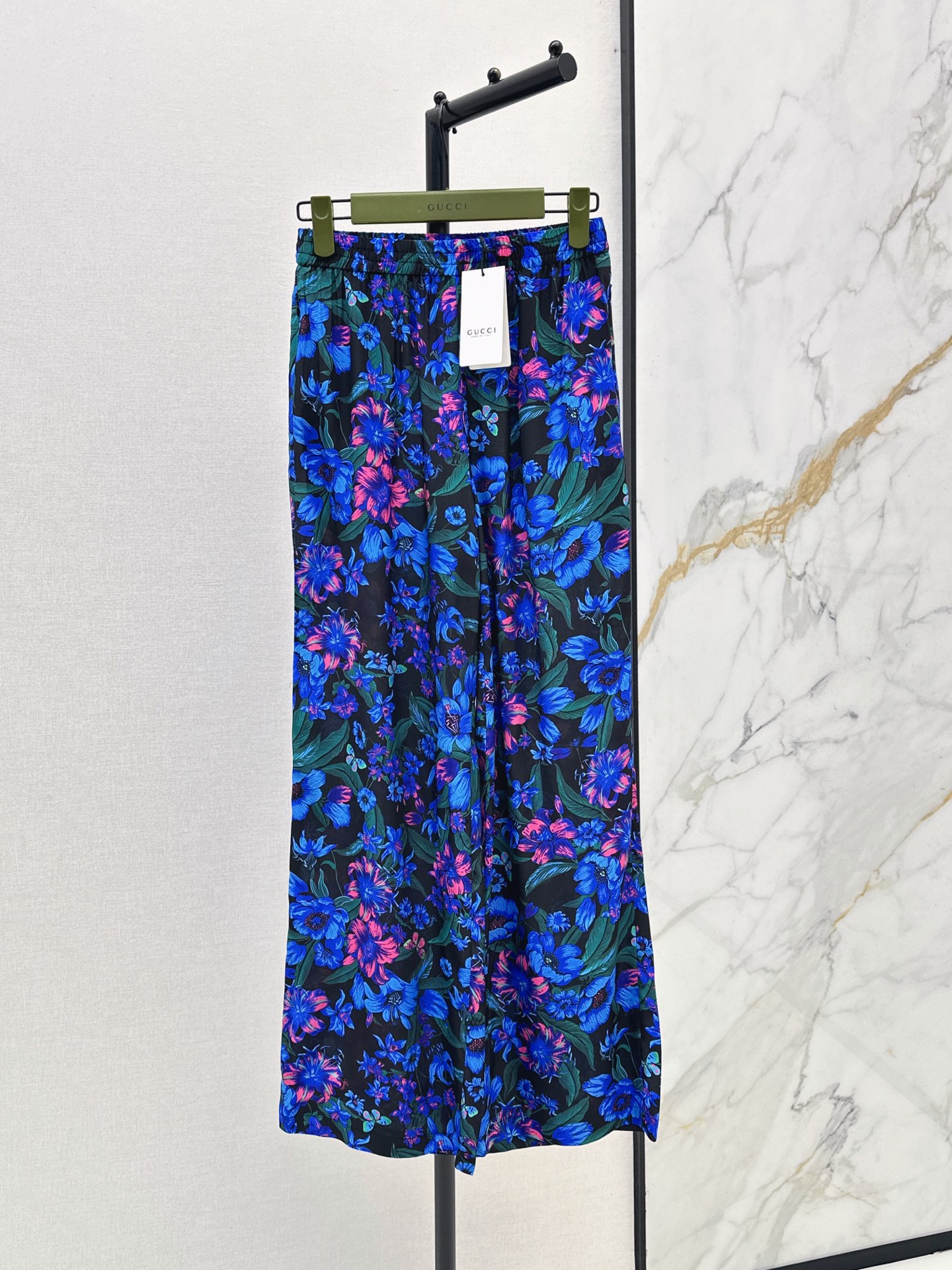 NO:956391,Gu 26Ss————The latest floral pattern printed silk suit in early autumn, 100% silk fabric, retro and fashionable, low-key temperament and luxurious and high-end. The version is versatile and not picky. The quality of workmanship depends on the details. White, rich and beautiful must buy. One color smlxl,, real silk,19860909Gu 26Ss————早秋最新款花卉图案印花真丝套装百分百真丝面料 复古时髦 低调气质又奢华高级 版型百搭不挑人 做工品质看细节 白富美必入 一色smlxl,,real silk,,Women's clothing