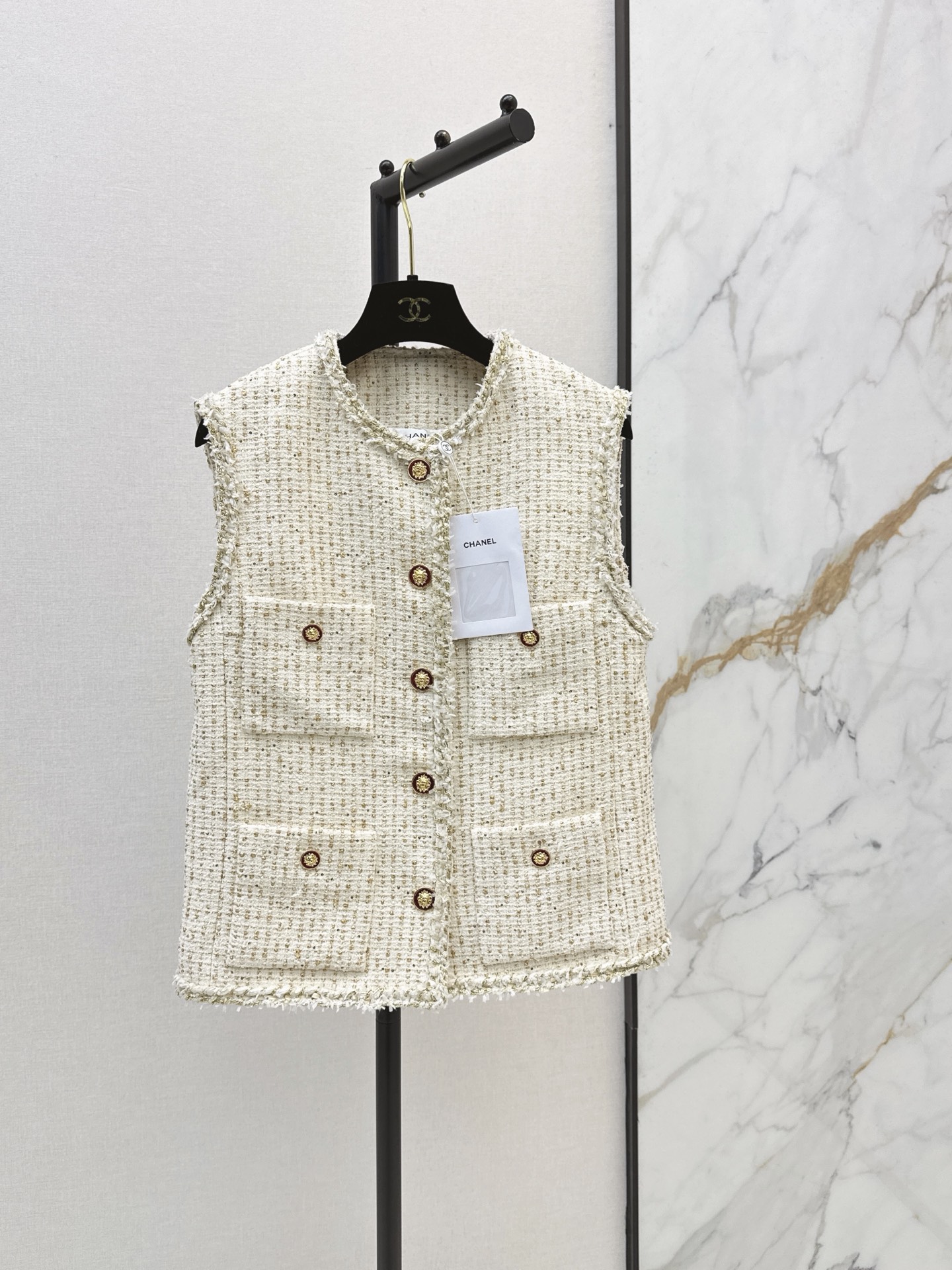 NO:956367,C home 26Ss - the latest style of temperament woven vest in early autumn. The beautiful woven fabric developed by yb is super beautiful in real life. The three-dimensional texture is full of exquisiteness. The upper body has a noble temperament. The customized 3D three-dimensional tailoring version is very slim. It is highly wearable and has a higher appearance. French socialite style is elegant and high-end. A must-have for rich families. One color sml,,chanel,19860909C家 26Ss———早秋最新款气质编织马甲yb开发绝美编织面料实物超美 立体肌理感精致感满满 上身自带一种高贵气质 定制3D立体剪裁版型巨显瘦 实穿度高颜值也更高 法式名媛风优雅又高级 富家千金必备 一色sml,,chanel,,Women's clothing