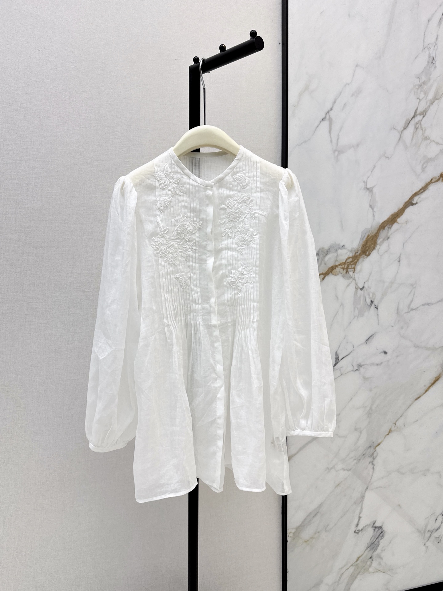 NO:956359,Fashionable design 26Ss - the latest three-dimensional embroidered ramie shirt for early autumn. It has a relaxed pastoral atmosphere. Round neck heavy-duty accordion pleat design. Exquisite three-dimensional hand-beaded flower embroidery on the placket. The light ramie fabric is transparent and micro-transparent. The upper body is fresh and breathable. The word doll version hides the flesh and makes you slim. Full of French resort style. Wear it alone. Wear it gentle and elegant. Pair it with denim wide-leg pants for a casual and lazy look. One color sml, shirts,19860909时髦设计 26Ss————早秋最新款立体绣花苎麻衬衫 自带松弛田园氛围感 圆领重工风琴压褶设计 门襟手工钉珠花卉刺绣精致立体 轻薄苎麻面料通透微透 上身清爽透气 字娃娃版型藏肉显瘦 法式度假风调性十足 单穿温婉雅致 搭配牛仔阔腿裤随性慵懒 一色sml,,shirts,,Women's clothing