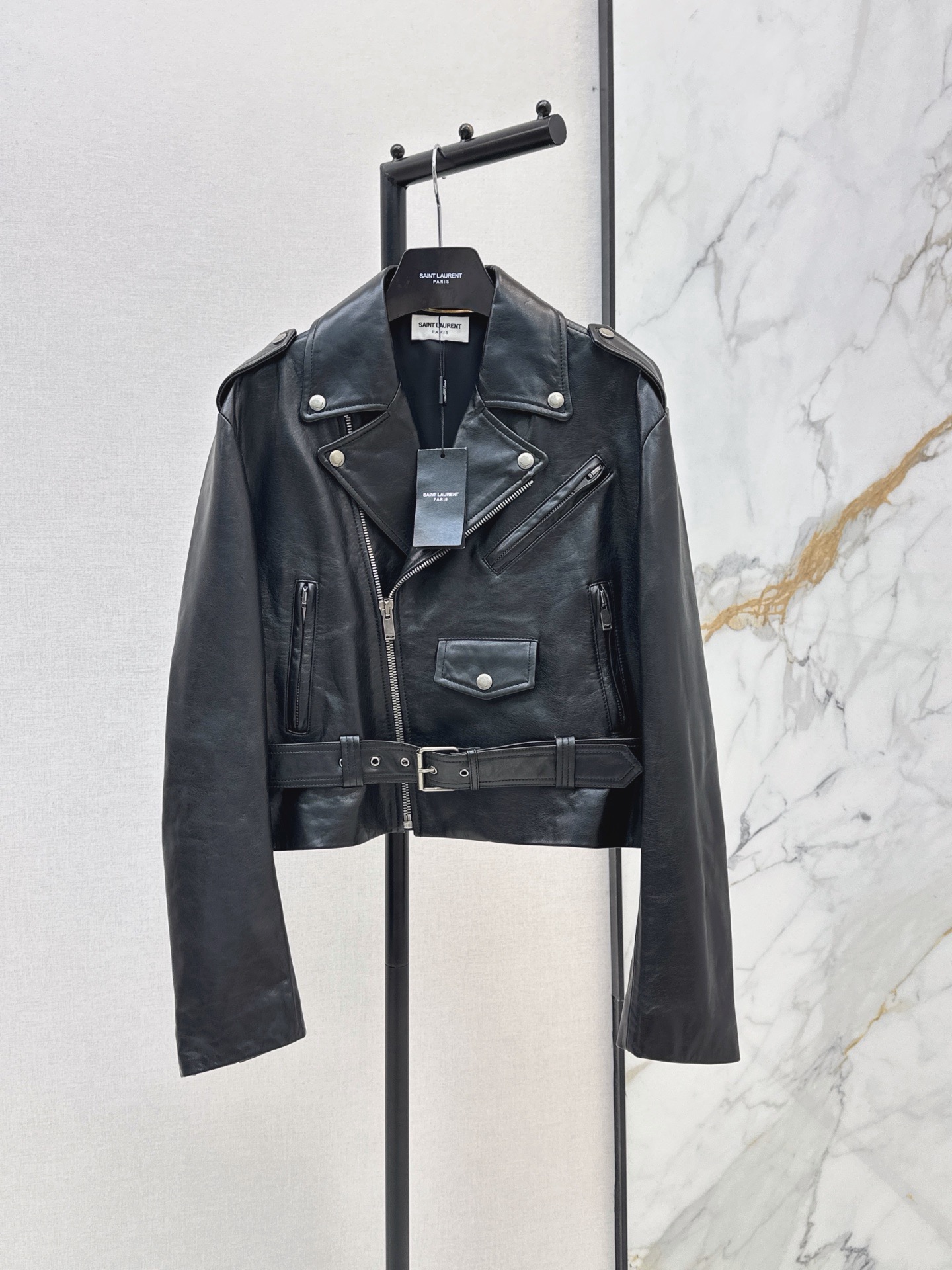 NO:956335,1160SL 26Ss————The latest cool and handsome motorcycle jacket in early autumn. The leather jacket has an A and sassy waist design. The upper body is neat and casual, chic and handsome. The original custom-made sheep oil wax leather imported from the UK is oily, tough, delicate, wide and has a great texture. 100% sheepskin fabric. It is not picky and the version is very high-end. Customized metal zipper decoration creates a fashionable styling artifact. One color sml,,loro piana,jackets &  coats,jackets & coats,leather jacket,sheepskin,198609091160SL 26Ss———早秋最新款酷帅机车夹克皮衣外套又A又飒束腰设计版型 上身利落随性 潇洒帅气 原版定制英国进口绵羊油蜡皮料 油韧细腻挺阔质感超赞 百分百羊皮面料 不挑人版型非常高级 定制金属拉链装饰打造时髦造型神器 一色sml,,loro piana,jackets & coats,jackets & coats,leather jacket,sheepskin,,Women's clothing