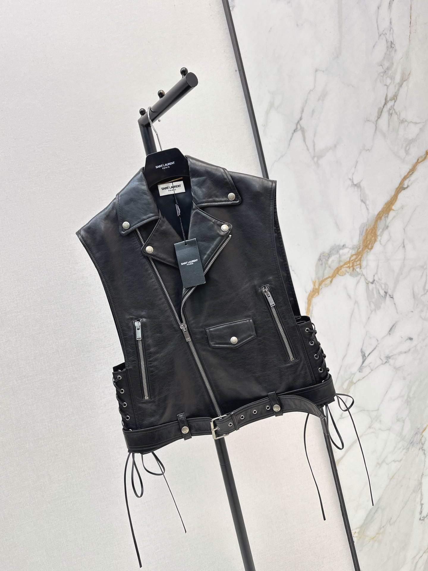 NO:956329,850SL 26Ss - the latest cool and handsome motorcycle jacket and vest jacket in early autumn. It has an A and stylish side waist belted version. The upper body is neat and casual, chic and handsome. The original custom-made sheep oil wax leather imported from the UK is oily, delicate, wide and has a great texture. 100% sheepskin fabric. It is not picky and the version is very high-end. Customized metal zipper decoration creates a fashionable styling artifact. One color sml,,loro piana,jackets & coats,jackets  & coats, sheepskin,19860909850SL 26Ss———早秋最新款酷帅机车夹克马甲外套又A又飒侧腰系带版型 上身利落随性 潇洒帅气 原版定制英国进口绵羊油蜡皮料油韧细腻挺阔质感超赞 百分百羊皮面料 不挑人版型非常高级 定制金属拉链装饰打造时髦造型神器 一色sml,,loro piana,jackets & coats,jackets & coats,sheepskin,,Women's clothing
