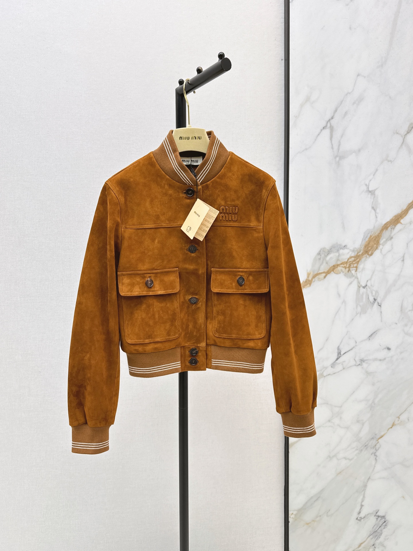NO:956321,Miu 26Ss, the latest suede short leather jacket for early autumn, sweet and age-reducing girlish style. Heavy thread splicing design. Workwear double pockets, three-dimensional tailoring, short version. Versatile and slim. 100% imported suede lambskin. Positioned leather embroidered letter logo. Sweet and cool fashionable girl's wardrobe must-have temperament item. One color sml,,miumiu,jackets & coats,leather  jacket,sheepskin,chamois leather,19860909缪系少女风穿搭 Miu 26Ss————早秋最新款麂皮绒短款皮衣外套甜妹减龄少女风气质 重磅螺纹拼接设计 工装双口袋立体剪裁小短款版型 百搭又显瘦 百分百进口麂皮绒小羊皮 定位贴皮刺绣字母logo 甜酷的时髦少女衣橱必备气质单品 一色sml,,miumiu,jackets & coats,leather jacket,sheepskin,chamois leather,,Women's clothing