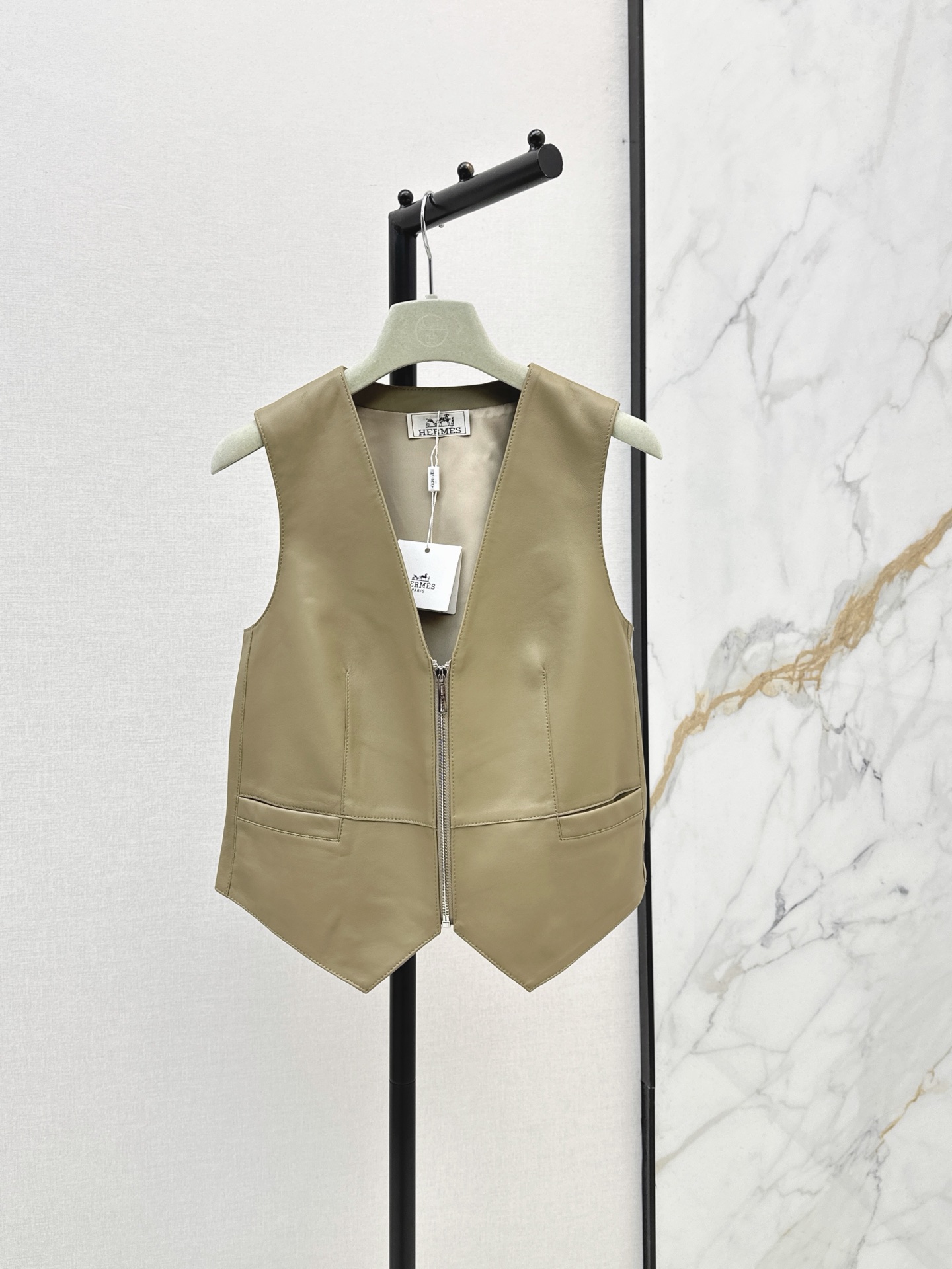NO:956313,High-intellectual wear Her 26Ss————The latest equestrian-style genuine leather vest in early autumn is a must-have item this season. The texture of imported lambskin is invincible. The low-key aristocratic temperament is versatile, fashionable and high-end. The classic version is super authentic. Pure hand-made oil edge craftsmanship. The sense of detail is online. Two-color sml,,sheepskin,19860909高智感穿搭 Her 26Ss————早秋最新款气质马术风真皮马甲本季必入不可错过的单品 进口小羊皮质感无敌 低调贵族气质百搭时髦又高级 经典版型超正 纯手工油边工艺 细节感在线 两色sml,,sheepskin,,Women's clothing