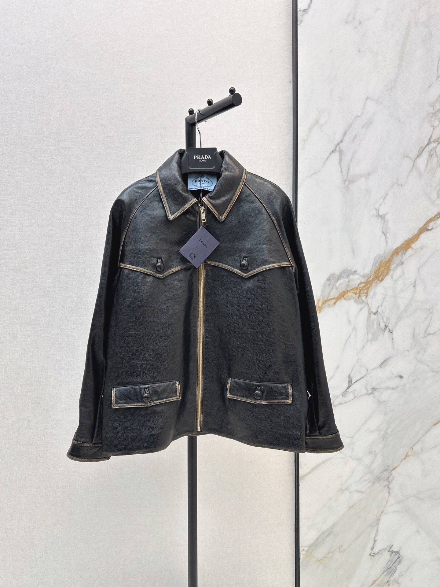 NO:956277,Yoo Jimin's same style PD 26Ss - the latest unisex style for autumn and winter, off-shoulder large leather jacket, elegant lapel silhouette design. Exclusive custom-made imported top-grade New Zealand 100% lambskin. Full three-dimensional texture, thick texture and exquisite texture. Hand-made old and rubbed retro technology. Classic version, high-end, fashionable and handsome. The upper body is slim and slim. Three-dimensional cutting version is versatile and not picky. One color sml,,jackets & coats,jackets & coats,leather  jacket, sheepskin,19860909柳智敏同款 PD 26Ss———秋冬最新男女同款落肩大夹克皮衣外套气质翻领廓形设计 独家定制进口顶级新西兰百分百小羊皮 立体纹路饱满厚实质感细腻绝绝子 手工做旧擦色复古工艺 经典版型高级时髦又帅气 上身巨显瘦 立体裁剪版型百搭不挑人 一色sml,,jackets & coats,jackets & coats,leather jacket,sheepskin,,Women's clothing