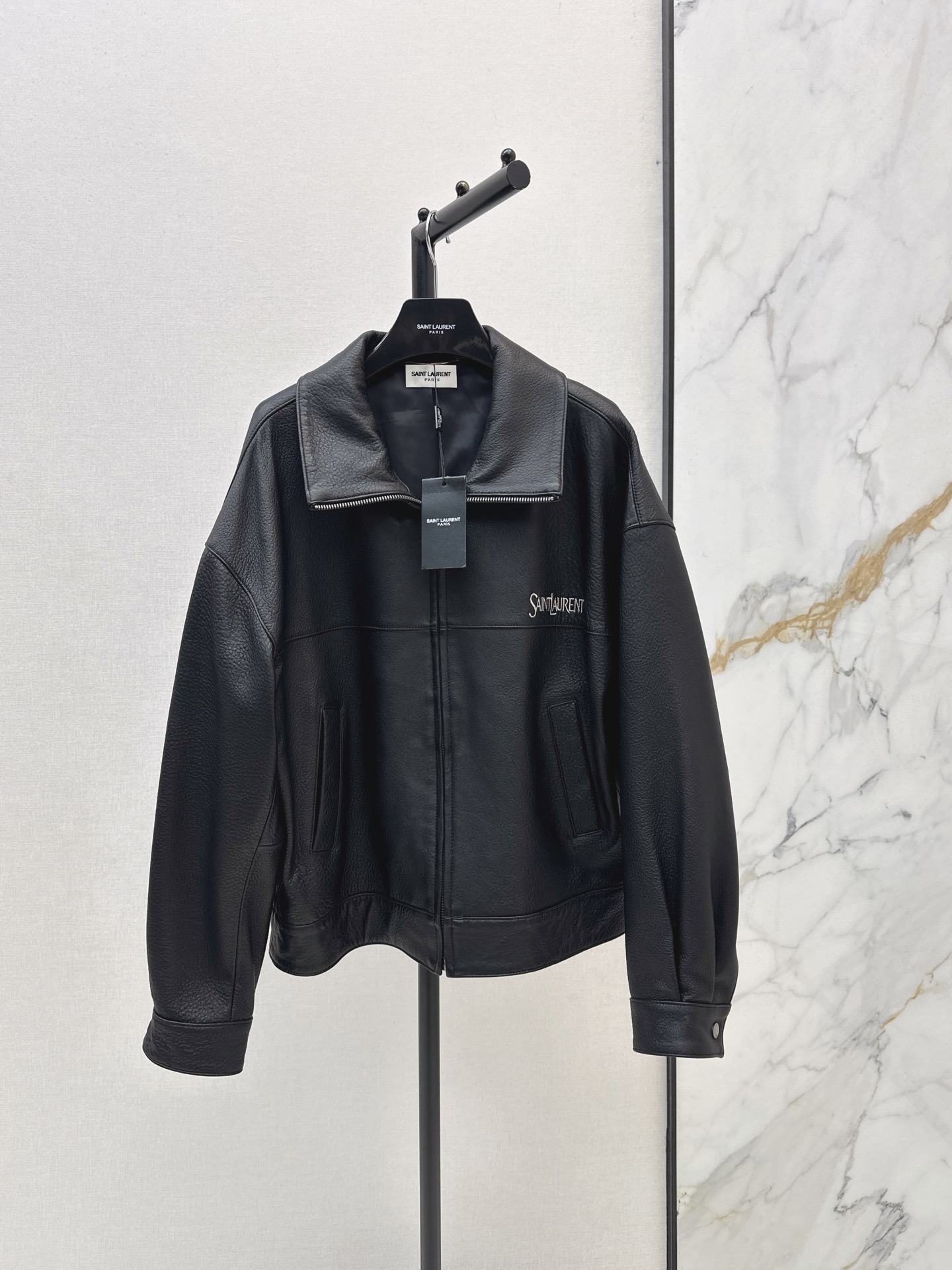 NO:956262,1010SL 26Ss————The latest retro modern and fashionable must-have bubble silhouette jacket for early autumn. Imported 100% lambskin fabric. Natural bubble textured leather with a fleshy, oily, thick and delicate texture. The layered double lapel design is retro and classic. I love it. A casual and lazy style. Fashionable and high-end temperament. The perfect fit upper body is A and sassy. One color sml,,loro piana,jackets & coats,jackets &  coats, sheepskin,198609091010SL 26Ss————早秋最新款复古摩登时髦必备泡泡廓形夹克外套进口百分百小羊皮面料 天然泡泡纹理皮质肉感油润厚实又细腻 层次感双翻领设计复古经典超级大爱 又A又飒随性的慵懒风 气质时髦又高级 完美版型上身又A又飒 一色sml,,loro piana,jackets & coats,jackets & coats,sheepskin,,Women's clothing