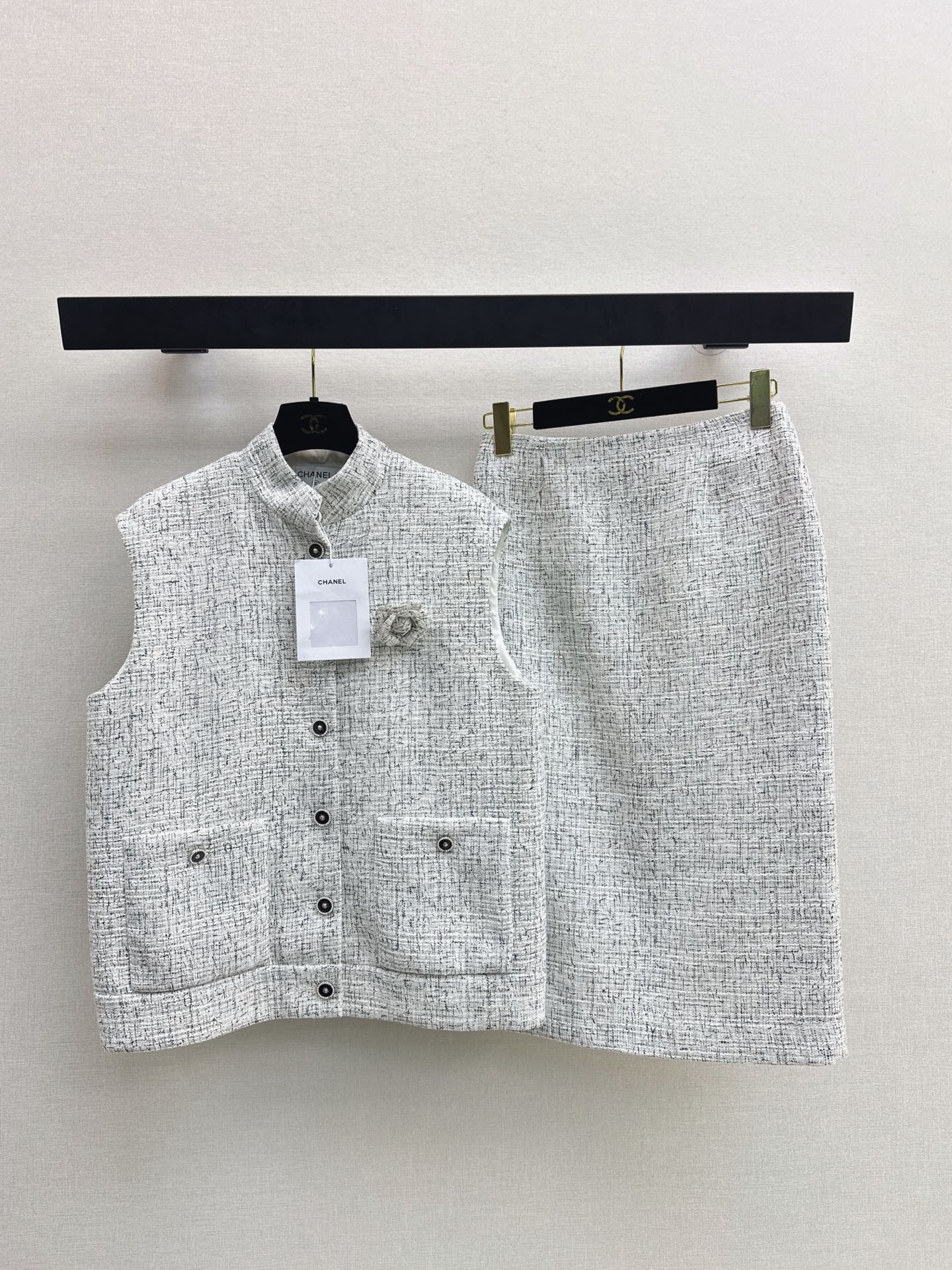 NO:956305,C's 26Ss - the latest lady-style tweed suit for spring and summer. Suit-shaped woven vest + high-waisted skirt. A set that highlights the perfect figure. Made of a variety of yarns to weave tweed fabrics with three-dimensional flower decoration + C's custom-made buttons. Very high-end, not tacky at all and can be worn separately. One set, one color sml, chanel, skirts, business suit,19860909C家 26Ss———春夏最新款名媛风气质粗呢套装 西装廓形编织马甲+高腰半裙 凸显完美身材的一套 采用多种纱线编织粗呢面料 搭配立体花朵装饰+C家定制纽扣 很高级 一点也不俗气 还可以分开搭配穿 一套出 一色sml,,chanel,skirts,business suit,,Women's clothing