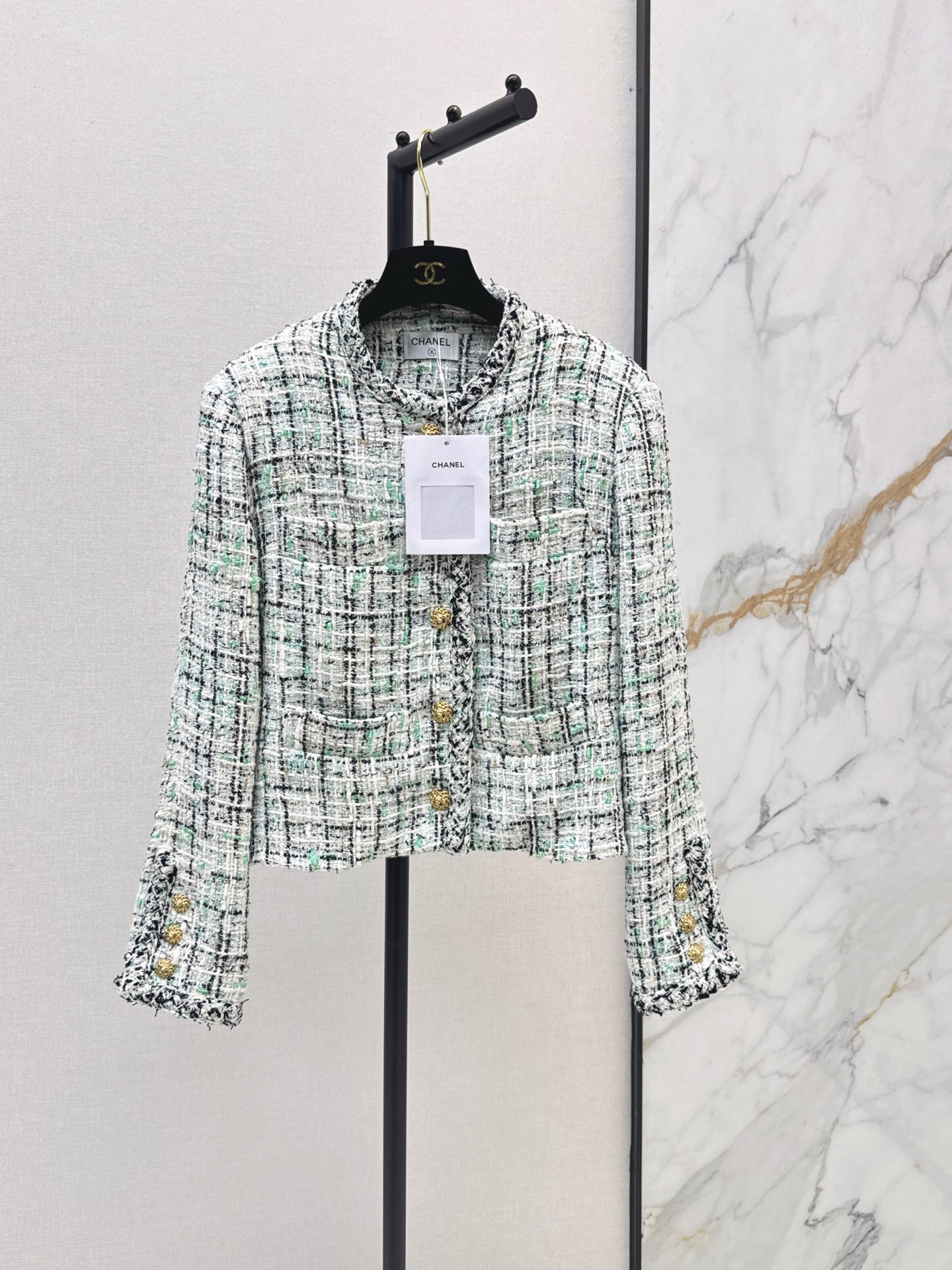 NO:956297,C Home 26Ss - the latest temperament woven round neck jacket in early autumn. YB developed a beautiful mixed color woven fabric. It is super beautiful in real life. The three-dimensional texture is full of exquisiteness. The upper body has a noble temperament. The customized 3D three-dimensional tailoring version is very slim. It is very wearable and looks better. French socialite style is elegant and high-end. A must-have for rich families. One color sml,,chanel,jackets & coats,19860909C家 26Ss———早秋最新款气质编织圆领外套yb开发绝美混色编织面料实物超美 立体肌理感精致感满满 上身自带一种高贵气质 定制3D立体剪裁版型巨显瘦 实穿度高颜值也更高 法式名媛风优雅又高级 富家千金必备 一色sml,,chanel,jackets & coats,,Women's clothing