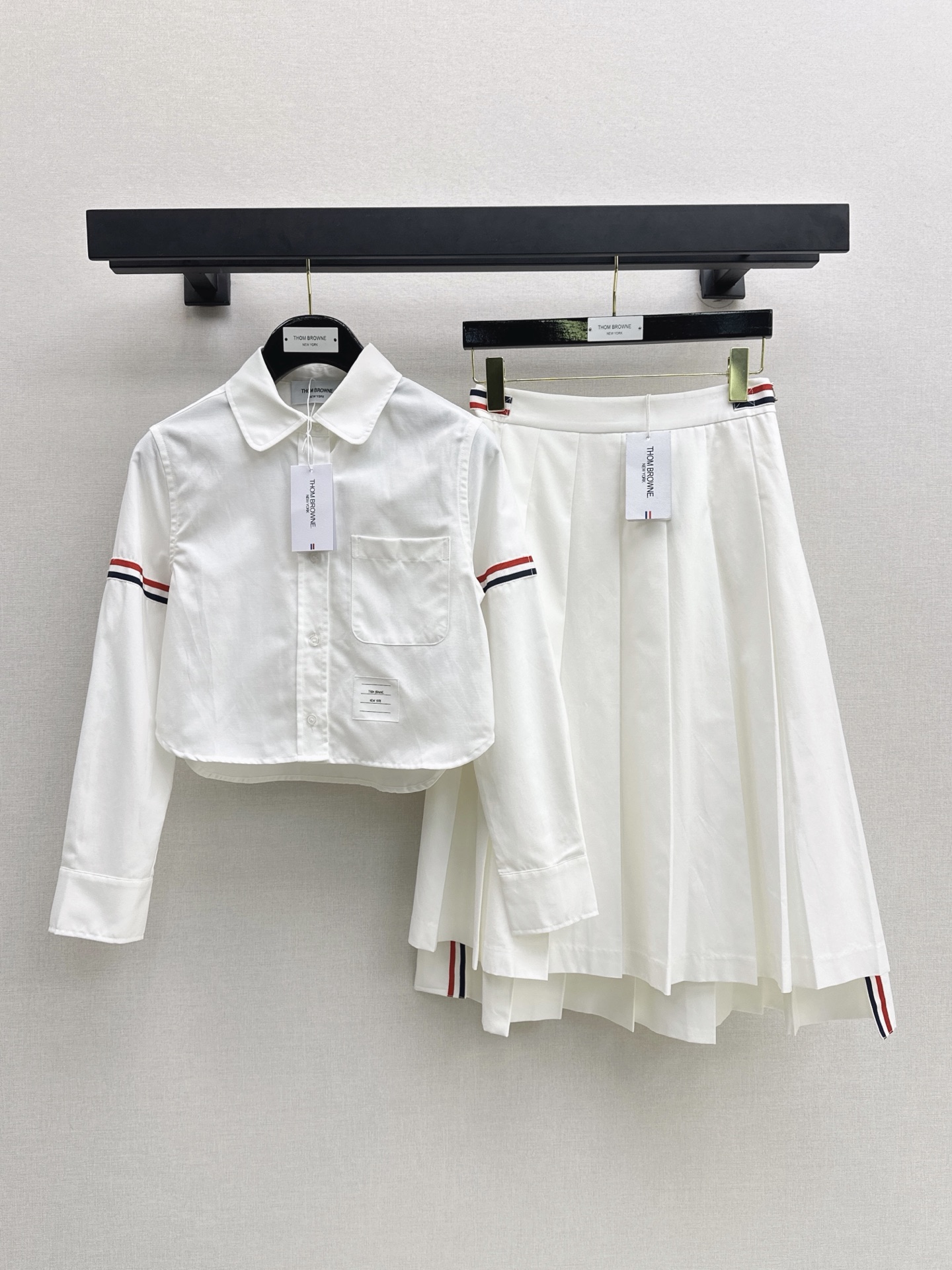 NO:956283,Exclusive first release of TB 26Ss - the latest super age-reducing college style suit in early autumn. Short-sleeved shirt + mid-length pleated skirt. A highly recommended set. The upper body is full of age-reducing feeling. It looks good even if worn separately. The skirt adopts pleated design. The classic webbing splicing embellishment on the skirt is very beautiful. Two-color separate sml shirts, skirts, shirts, T-shirts,19860909独家首发 TB 26Ss————早秋最新款超级减龄学院风套装小短款短袖衬衫+中长款压褶半裙 很推荐的一套 上身就是满满的减龄感 就算是分开搭配也很好看 半裙采用压褶设计 裙摆经典织带拼接点缀很好看 两色分开发sml 衬衫,,skirts,shirts,T-shirt,,Women's clothing
