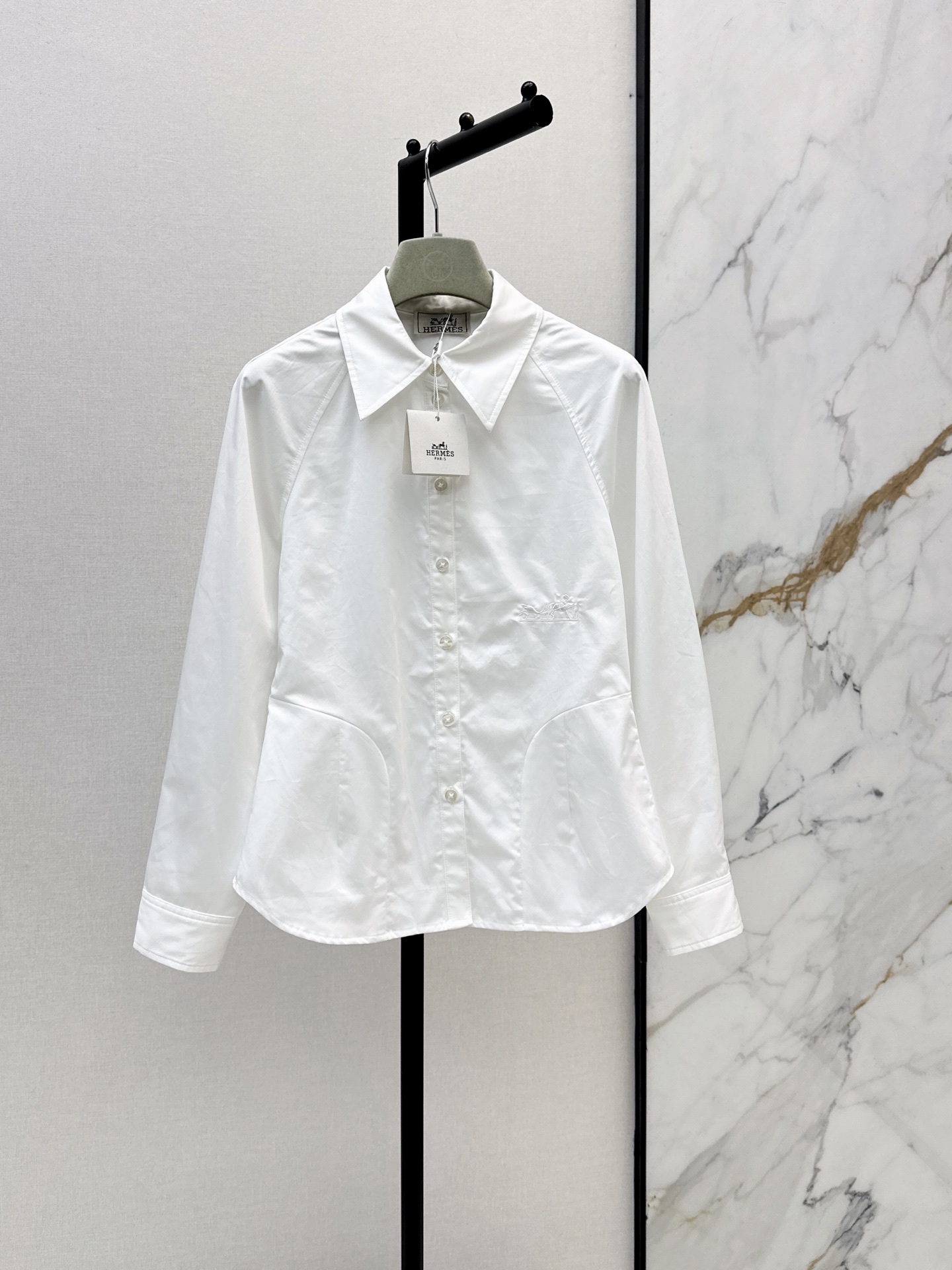 NO:956276,Her 26Ss - the latest early autumn equestrian style embroidered shirt, retro literary waist style, sweet and salty age-reducing item, the shape is not flattering on the upper body and is super slim, carriage embroidery is low-key and luxurious, poplin cotton fabric, one color sml,, shirts,19860909Her 26Ss———早秋最新款马术风刺绣衬衫复古文艺收腰版型 可甜可盐的减龄单品 版型不挑人上身超显瘦 马车刺绣低调奢华 府绸棉面料 一色sml,,shirts,,Women's clothing