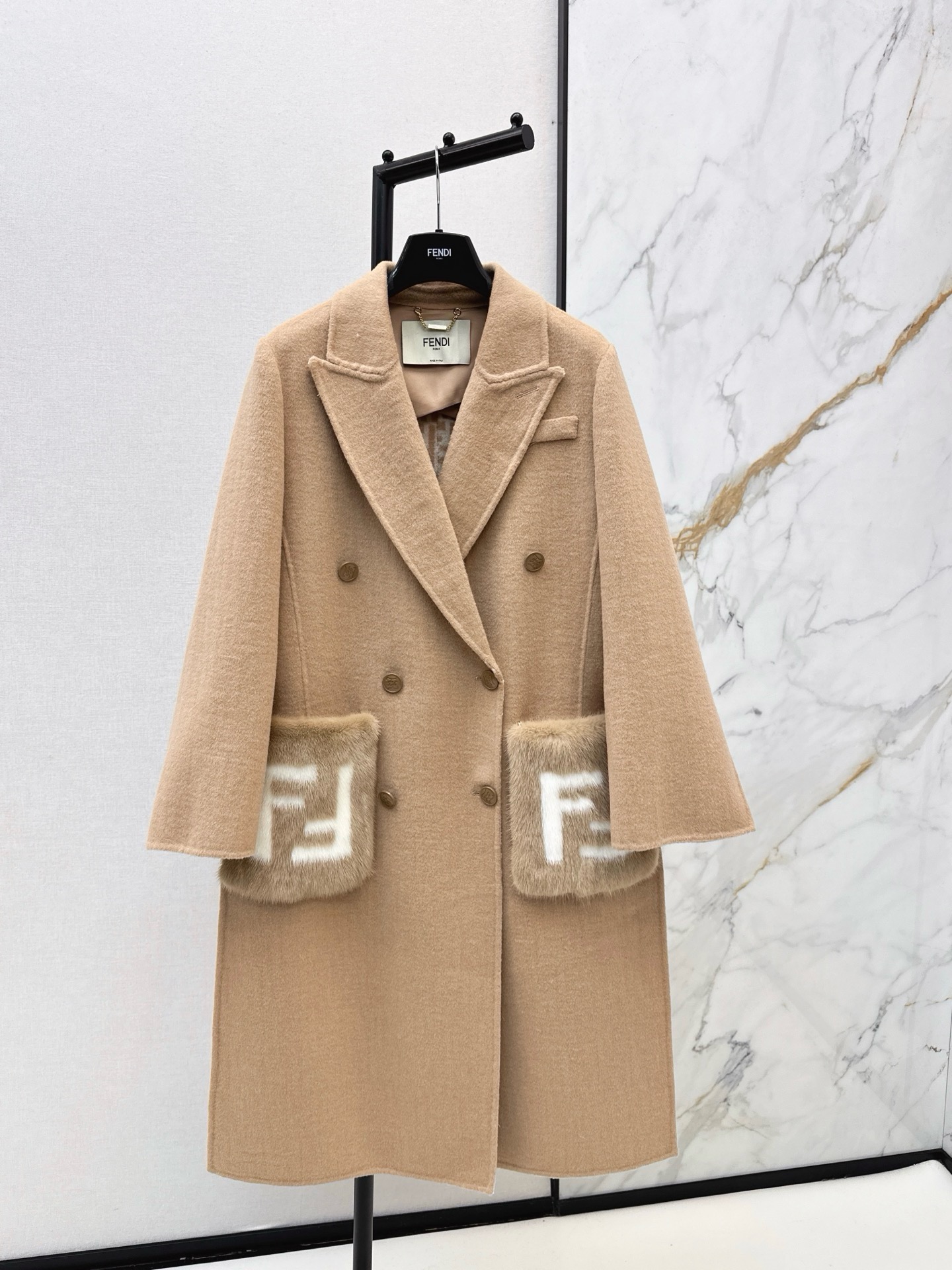 NO:957585,Hot item recommendation: FD 26Ss - the latest mink coat with double F pocket decoration in autumn and winter. This coat perfectly illustrates the top effect of the brand with hand stitching and ingenious stitching. The coat has unique characteristics of the F letter symbol series. It is a perfect combination of classic and modern, showing a simple and domineering style. It is high-end and wide. Customized button decoration is fashionable and generous. Two colors are available in stock, sml apricot,,19860909爆单款推荐 FD 26Ss———秋冬最新款水貂双F口袋装饰大衣这款以手工缝线和别出心裁的缝合完美阐释品牌的顶级效应 大衣别具F字母象征系列特色 古典现代完美结合 彰显简约霸气风范 高级挺阔 定制纽扣装饰时尚大方 两色现货发售sml 杏色,,,Women's clothing