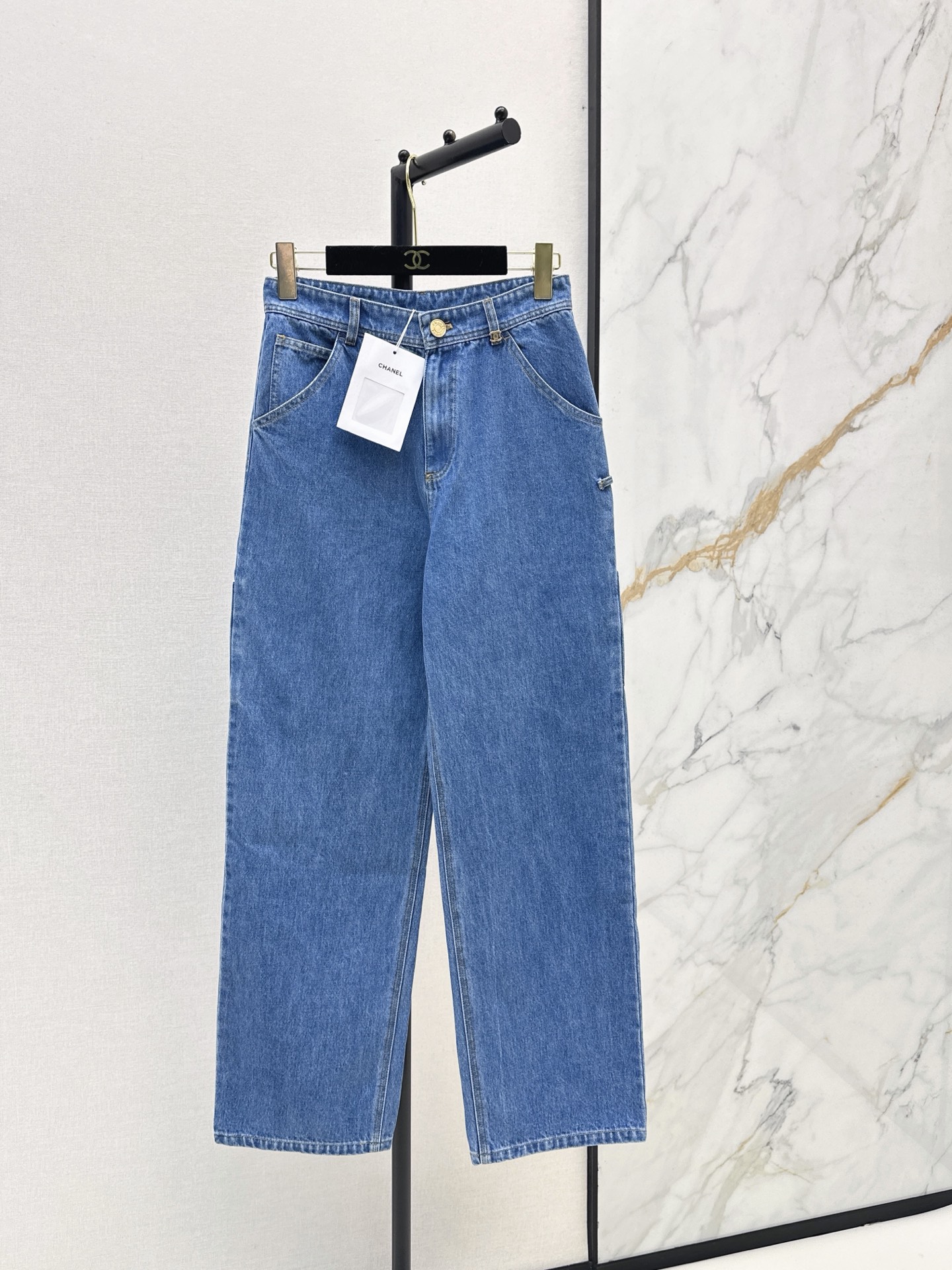 NO:957561,C Home 26Ss————The latest coco girl outfit in early autumn, workwear style pocket jeans, Bai Fumei must-have stacking artifacts. Customized heavy-duty three-dimensional double C workwear pockets. Retro enzyme washing process. Classic straight trousers with great upper body and leg length ratio. Sweet and cool celebrity style with fashionable items. Nostalgic enzyme washed denim fabric. Two colors sml,,chanel,jeans,19860909C家 26Ss————早秋最新款coco女孩穿搭工装风口袋牛仔裤白富美必入叠搭神器 定制重工立体双C工装口袋 复古酵素洗水工艺 经典直筒裤型上身腿长比例超赞 甜酷名媛风搭配时髦单品 怀旧酵素洗水牛仔面料 两色sml,,chanel,jeans,,Women's clothing