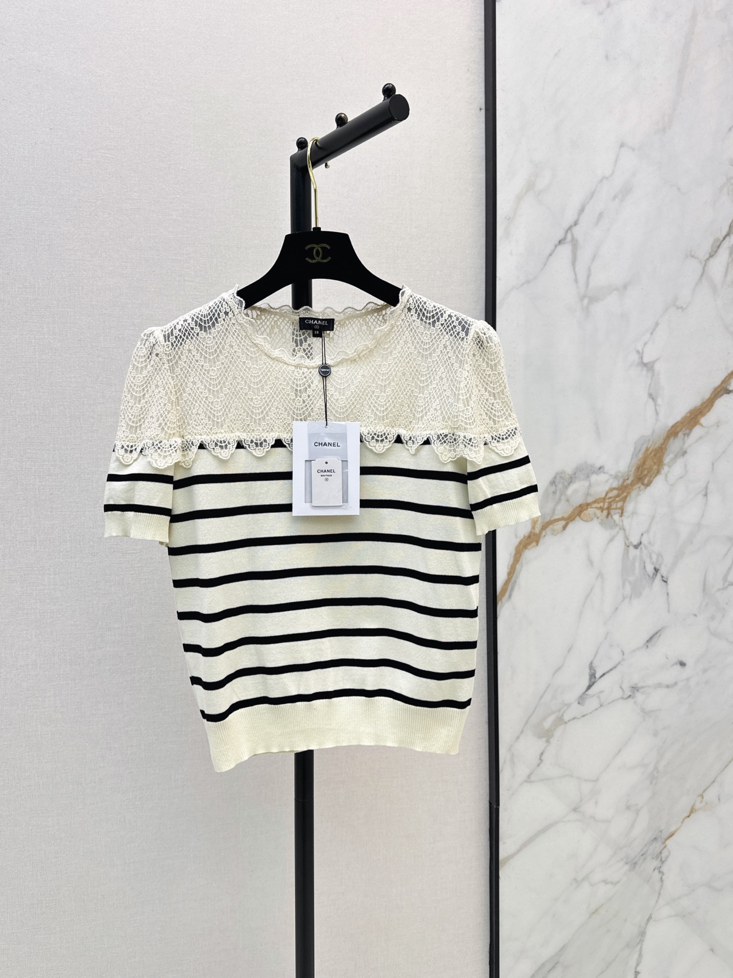NO:957554,C Home 26Ss————The latest short-sleeved striped sweater in early autumn is made of custom-made imported knitted yarn. It is made of high-quality texture and is delicate and comfortable. It highlights the sense of high-end wear. The elasticity makes it more refined. It makes the wear slimmer. The version is tolerant of the body. It shows relaxation and tonality. It highlights the light luxury and fashionable temperament. Two-color sml,,chanel,T-shirt,19860909C家 26Ss————早秋最新款短袖条纹针织衫定制进口针织纱线材质 质感上乘 细腻舒适 凸显穿搭高级感 弹性松紧更显精致 穿搭显瘦 版型包容身材 尽显松弛调性 凸显轻奢时髦气质 两色sml,,chanel,T-shirt,,Women's clothing