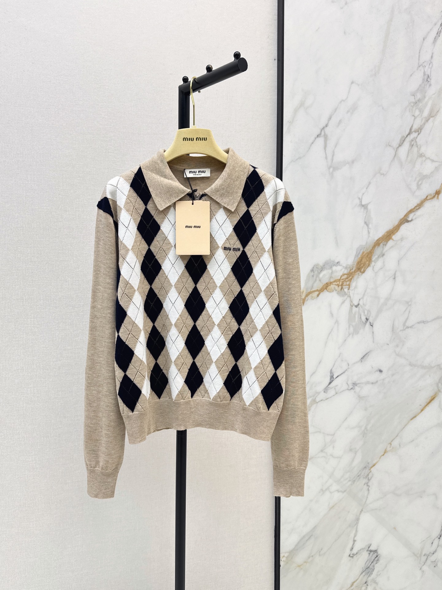 NO:957533,Miu 26Ss - the latest retro diamond half-cardigan sweater in early autumn, classic British diamond contrasting colors, exquisite small logo weaving, low-key finishing touch, soft and skin-friendly knitted fabric, one-touch retro college style, lazy and casual when worn alone, full of atmosphere when worn with a coat and windbreaker, effortlessly create a retro outfit for a rich family, a must-have item for autumn and winter, one color sml,,miumiu,19860909Miu 26Ss———早秋最新款复古菱格半开襟针织衫经典英伦菱格撞色 精致小logo提织低调点睛 软糯亲肤针织面料 复古学院风一键拿捏 单穿慵懒随性 内搭大衣风衣氛围感拉满 不费力打造富家千金复古穿搭 秋冬刚需单品 一色sml,,miumiu,,Women's clothing