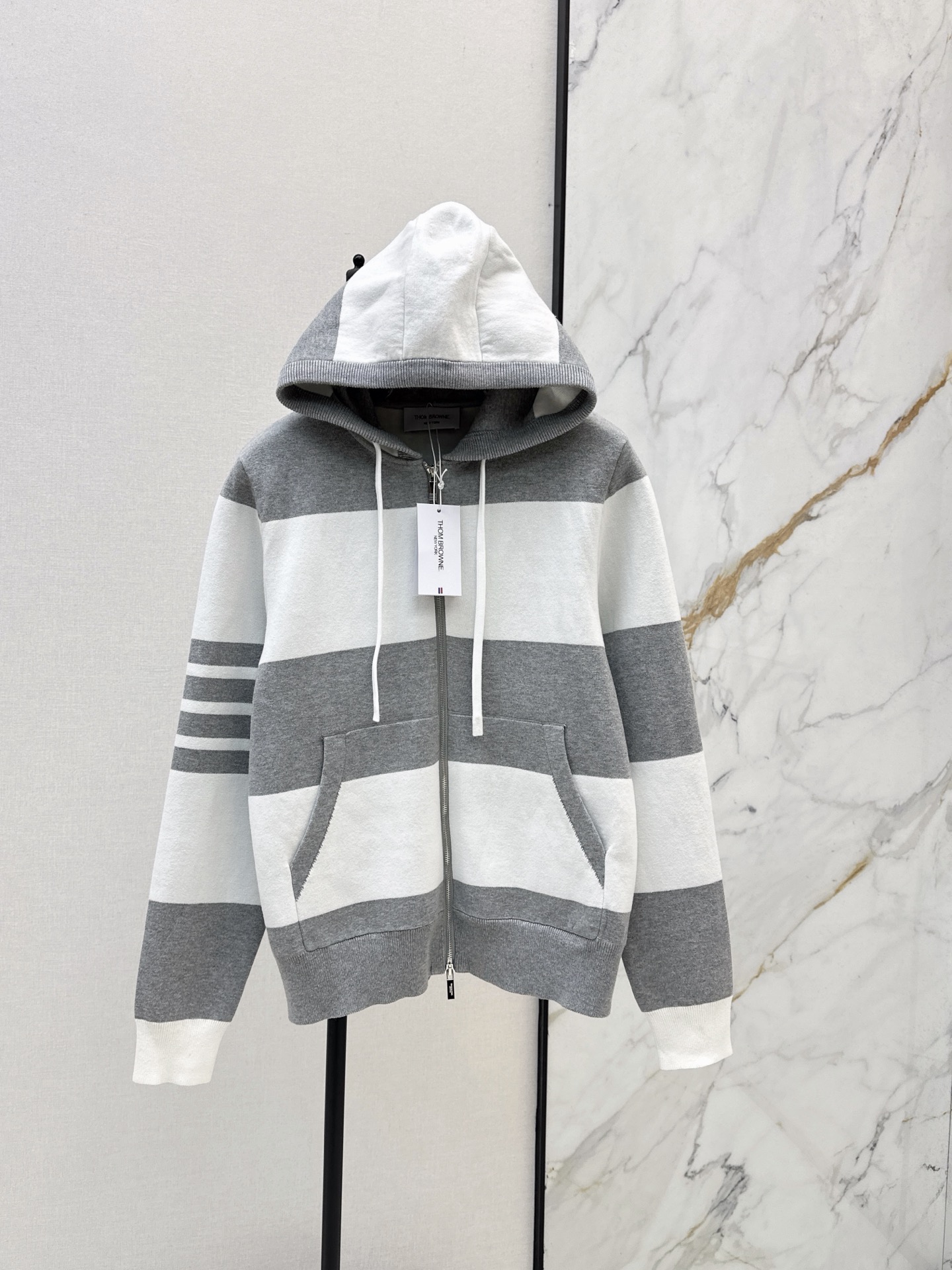 NO:957528,TB 26Ss————The latest wide-striped hooded sweater in early autumn, classic contrasting design, classic striped color matching, soft and skin-friendly knitted fabric, loose shoulder cut, lazy and casual style, suitable for daily commuting or casual outings, dachshund jacquard on the back, low-key and elegant, zipper hood + ribbed cuff hem, regular shape, layered with white T or jeans, easy to get a high-end boyish look.  two-color sml,,jeans,hats,19860909TB 26Ss————早秋最新款宽条纹连帽针织衫经典撞色设计 经典条纹配色 针织面料软糯亲肤 宽松落肩剪裁 慵懒随性风格 日常通勤或休闲出街都很适合 后背腊肠犬提花 低调又有气质 拉链连帽+螺纹袖口下摆 版型规整 叠穿白T或牛仔裤 轻松get高级少年感穿搭 两色sml,,jeans,hats,,Women's clothing