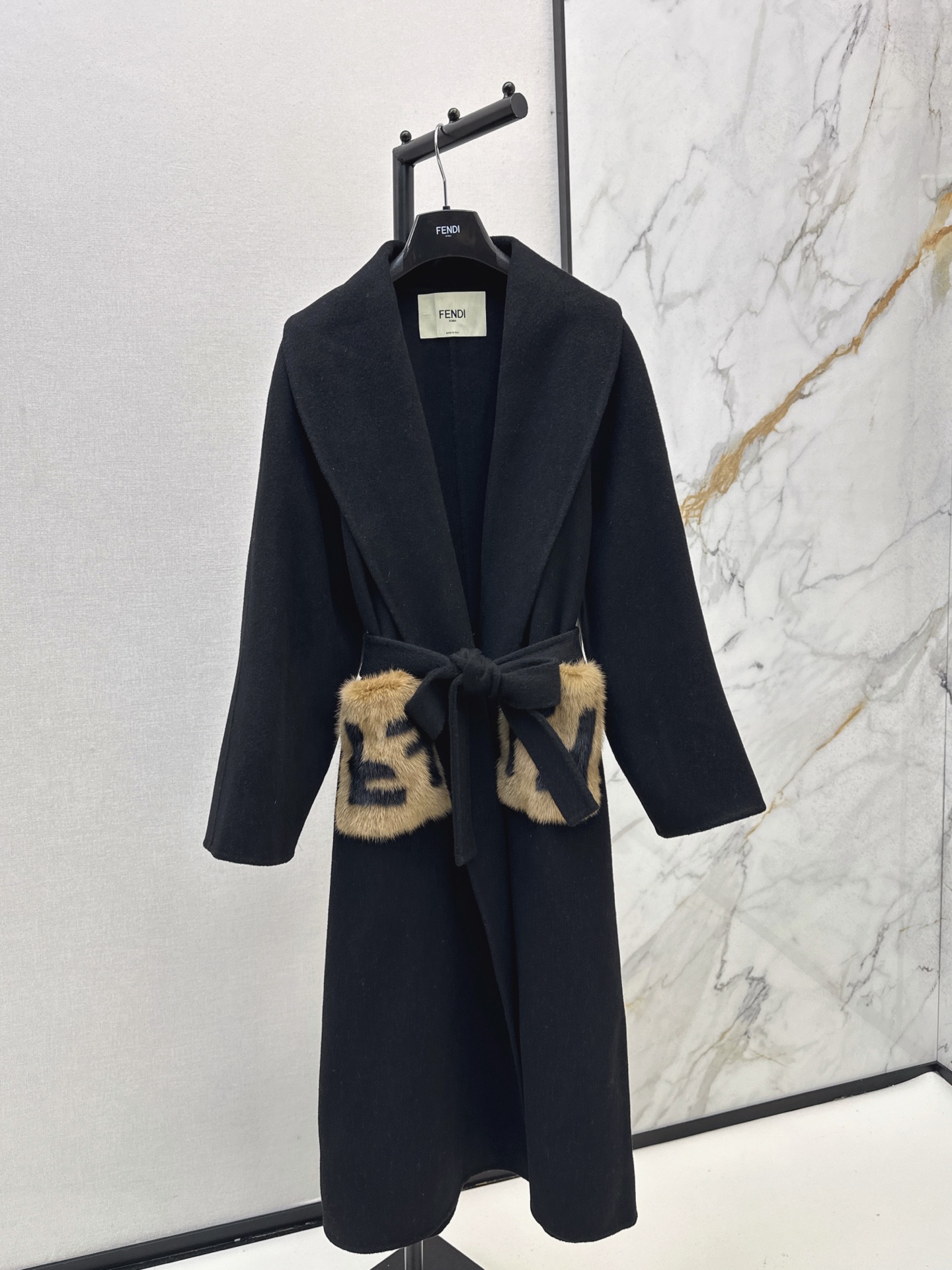 NO:957516,FD 26Ss————The latest FF classic double-pocket plush double-sided wool coat for autumn and winter. Casual and fashionable upper body makes you slim and tall. The texture of imported wool fabric is great. The simple tailoring highlights the high-end texture of the fabric. Wear it like a Korean heroine with gentleness and delicacy. The upper body shows an elegant posture. Whether it is daily travel or business negotiation, it can make you the center of attention. One color sml,,jackets & coats,19860909FD 26Ss————秋冬最新款FF经典双口袋毛绒绒双面羊毛大衣外套 休闲时髦上身显瘦又高挑 进口羊毛面料质感超赞 简约剪裁更突出面料高级质感 穿出韩式女主般的温柔细腻 上身展现优雅姿态 无论是日常出行还是商务洽谈 都能让你成为焦点 一色sml,,jackets & coats,,Women's clothing
