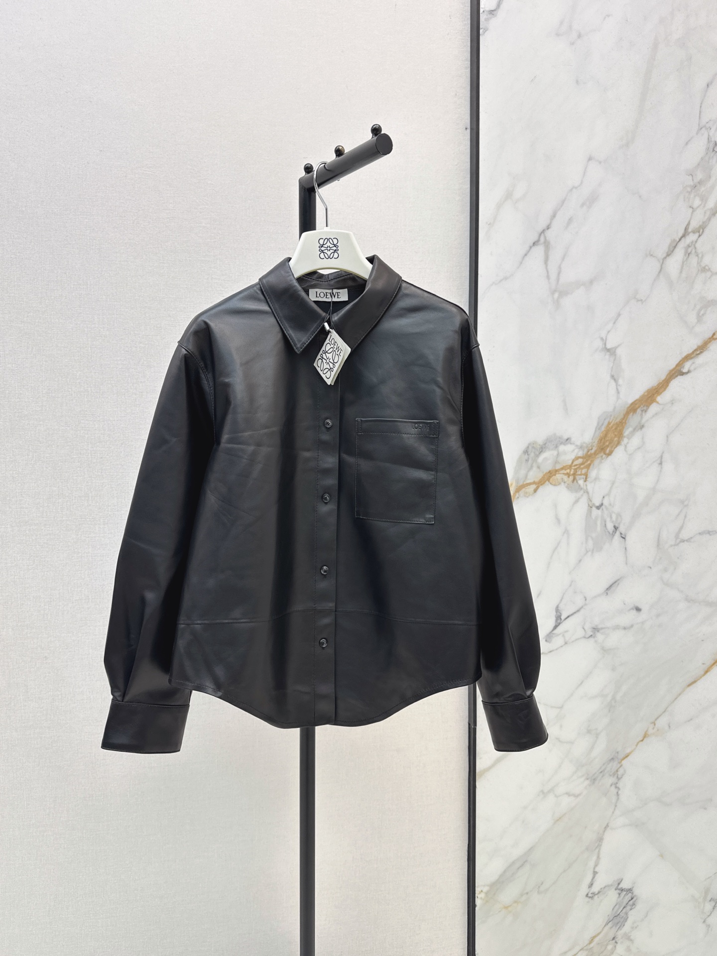 NO:957487,Loe 26Ss——————The latest retro modern fashionable shirt-style leather jacket in early autumn is made of 100% sheepskin. It is soft and delicate. The three-dimensional tailoring is super retro and classic. I love it. It is cool and casual and has a cool and lazy style. Two colors sml,,loewe,jackets & coats,shirts,leather jacket,sheepskin,19860909Loe 26Ss—————早秋最新款复古摩登时髦衬衫式皮衣外套百分百羊皮材质 柔软细腻 立体剪裁超重复古经典超级大爱 又A又飒随性的帅气慵懒风 两色sml,,loewe,jackets & coats,shirts,leather jacket,sheepskin,,Women's clothing