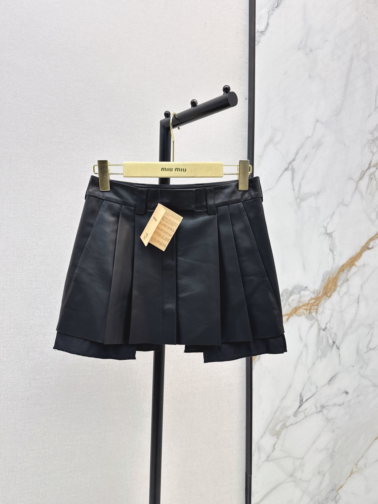 NO:957480,Miu 26Ss————The latest mini leather skirt in early autumn, a classic must-have item that is elegant and stylish. Customized imported 100% lambskin fabric. A must-have item for white and beautiful upper body. The imported sheepskin texture is soft and delicate. Elegant, handsome, fashionable and high-end tone. Perfect three-dimensional tailoring version with long legs and huge upper body. One color sml,,miumiu,skirts,sheepskin,19860909Miu 26Ss————早秋最新款Mini真皮半裙经典必入单品又A又飒 定制进口百分百小羊皮面料 白富美必备单品上身绝绝子 进口绵羊皮质感软糯细腻 优雅帅气时髦又高级的调调 完美立体剪裁版型大长腿上身巨显瘦 一色sml,,miumiu,skirts,sheepskin,,Women's clothing